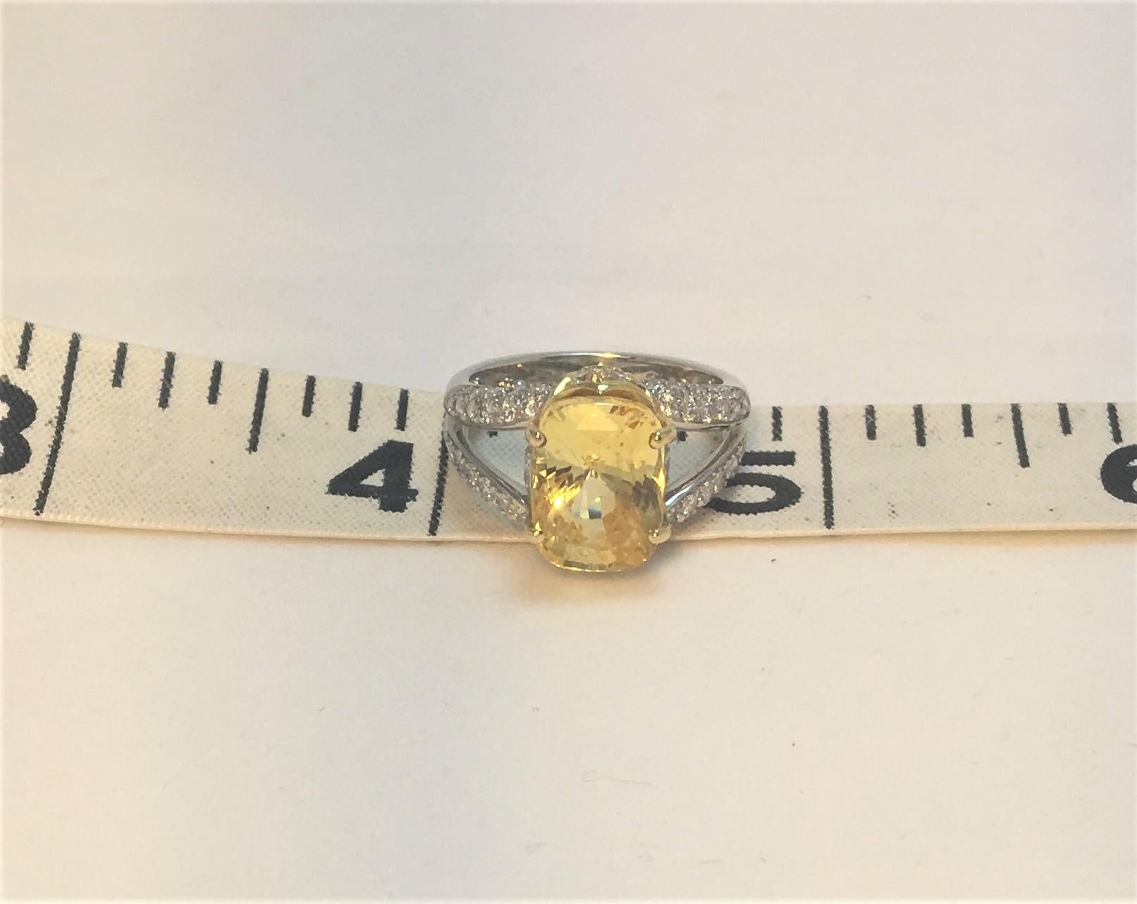 Richard Krementz, bague saphir jaune et diamant en vente 1