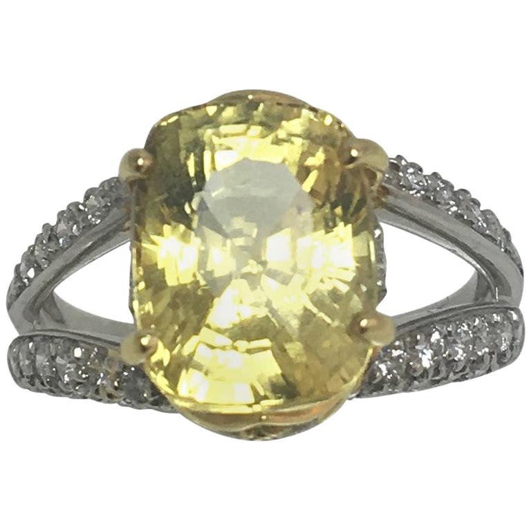 Richard Krementz, bague saphir jaune et diamant en vente