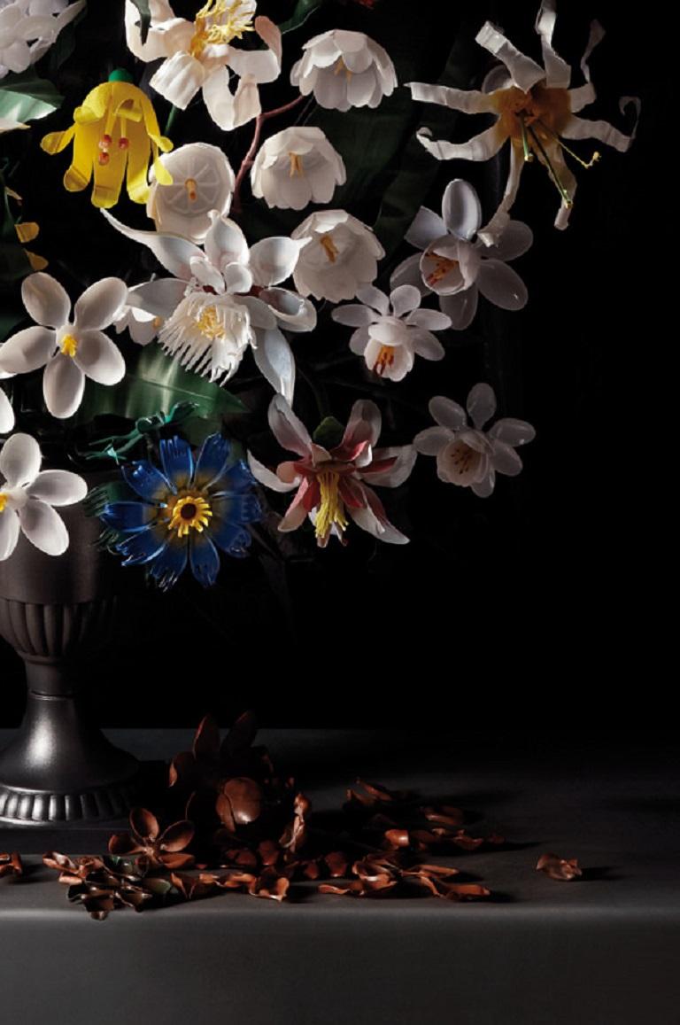 De Bloei Photographie sur Dibond Blooming Flowers Still Life in Plastic Series
Richard Kuiper (Pays-Bas, 1967)

Pour les marchands du XVIIe siècle, les nouveaux riches de l'âge d'or néerlandais, collectionner des objets et des ustensiles de luxe