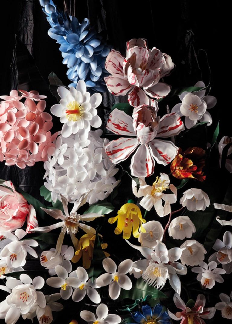 De Bloei Fotografie auf Dibond Blühende Blumen Stillleben in Plastik Serie (Braun), Still-Life Photograph, von Richard Kuiper
