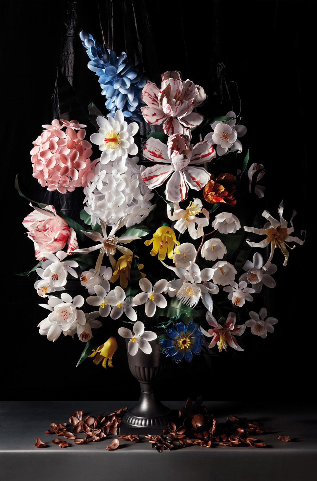 De Bloei Photographie sur Dibond Blooming Flowers Still Life in Plastic Series - Marron Still-Life Photograph par Richard Kuiper