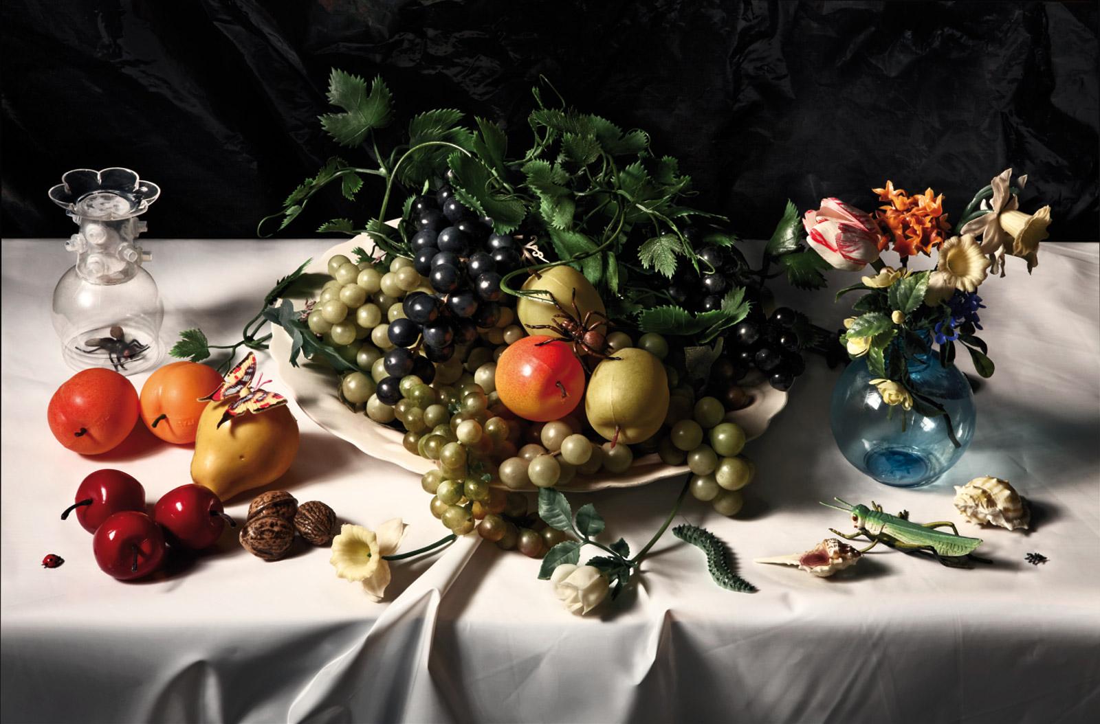 De Kers La fotografia della ciliegia su Dibond con cornice della serie Natura morta in plastica - Photograph di Richard Kuiper