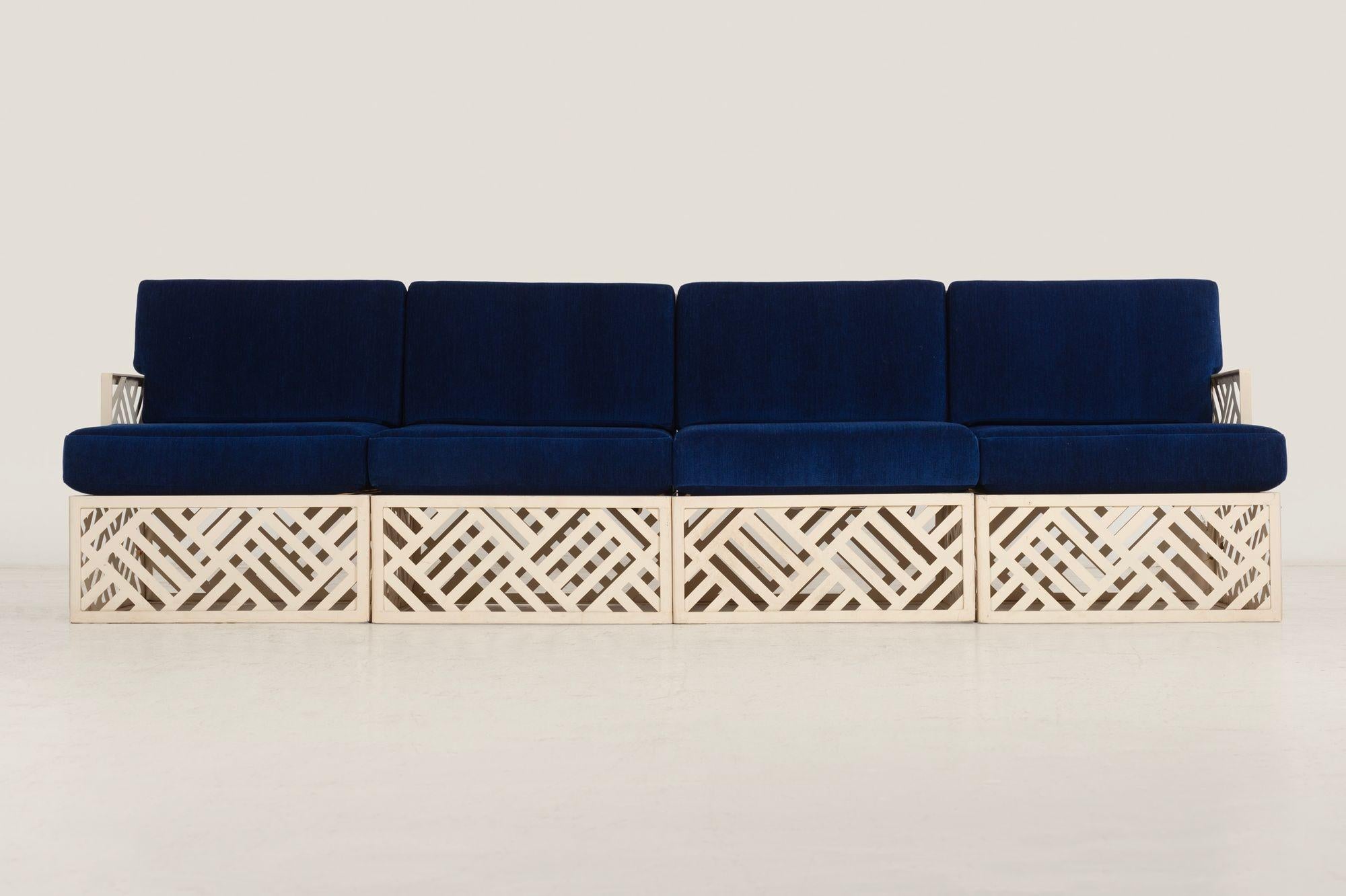 Richard L. Sandfort,  Seccional de aluminio para exterior - Tela Azul Beta Holly Hunt, 1950
Una rara y elegante seccional de aluminio para exteriores de Richard L. Sandfort, S.A., hacia la década de 1950. Compuesto por cuatro piezas modulares, el