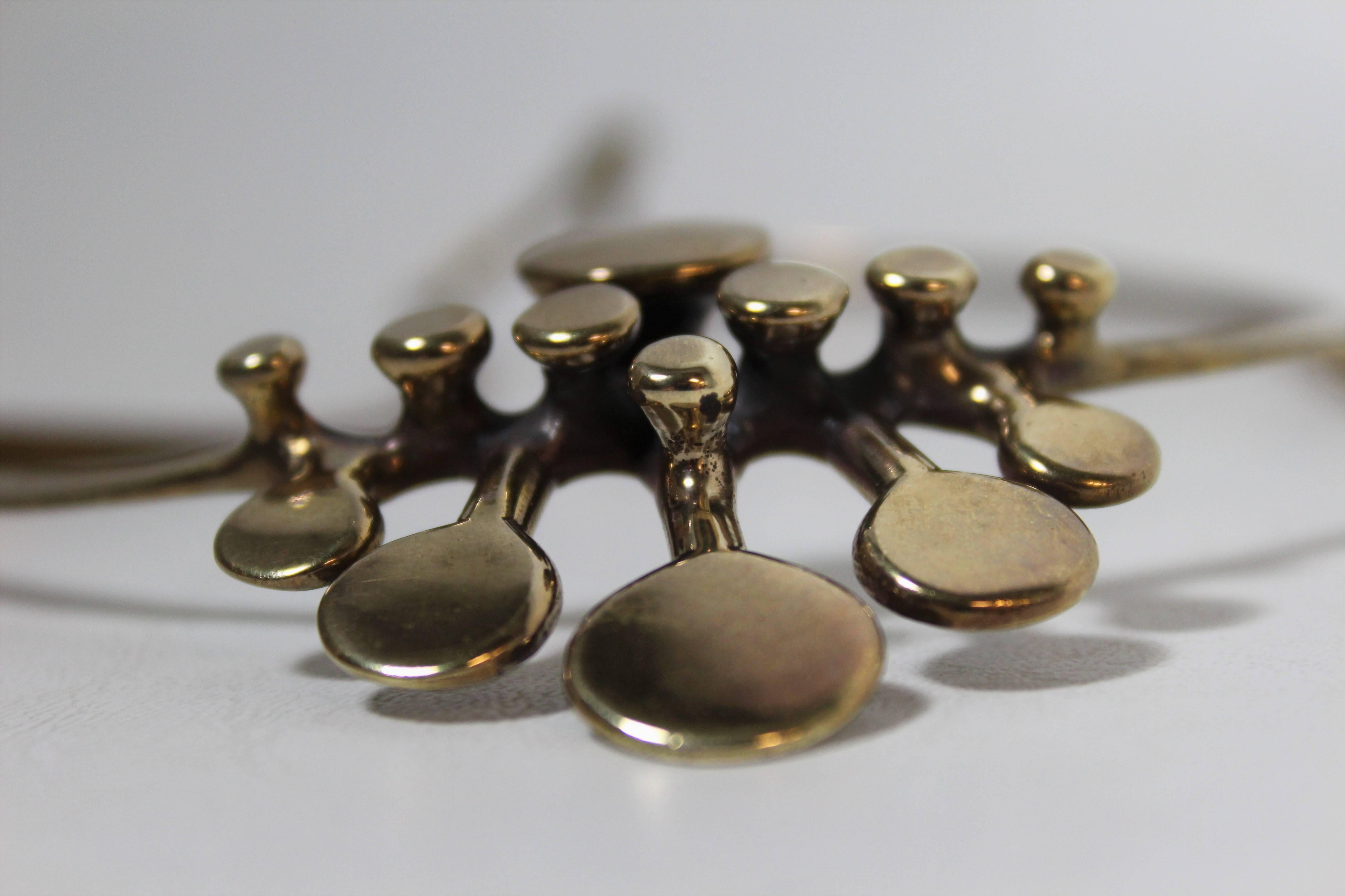 Dies ist eine kühne Halskette im Stil eines Kropfbandes aus massiver Bronze des bekannten Modernisten Richard Lawless. Er ist auf der Rückseite des Anhängers mit 