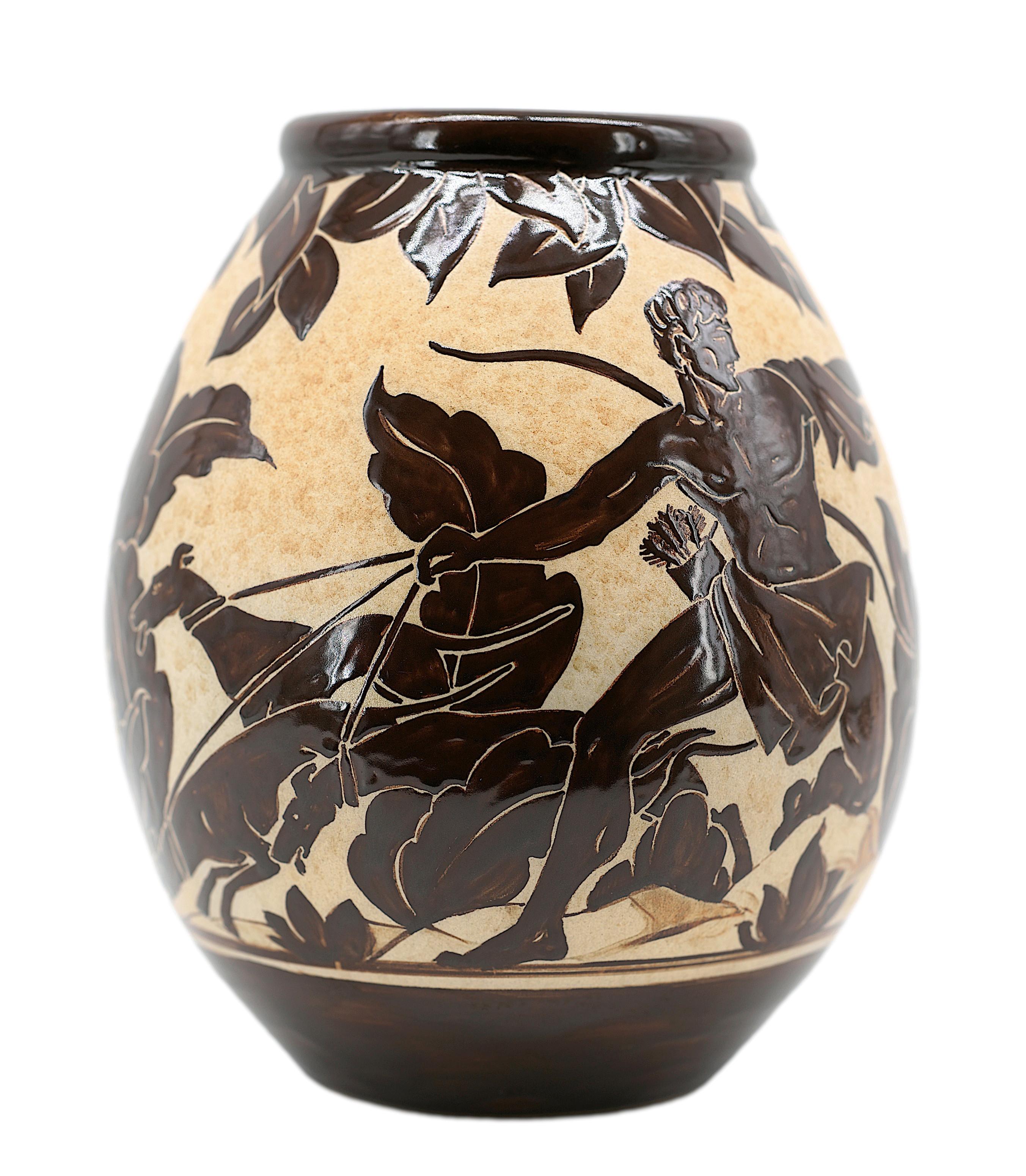 Grande vaso in gres di Richard Le Corrone a Ciboure, Francia, primi anni '50. Decorazione greca rotante di alta qualità tecnica. Lo scenario stilizzato e rotante raffigura Artemis e Apollo che cacciano con i loro cani. Tecnica Jarraila. Altezza: