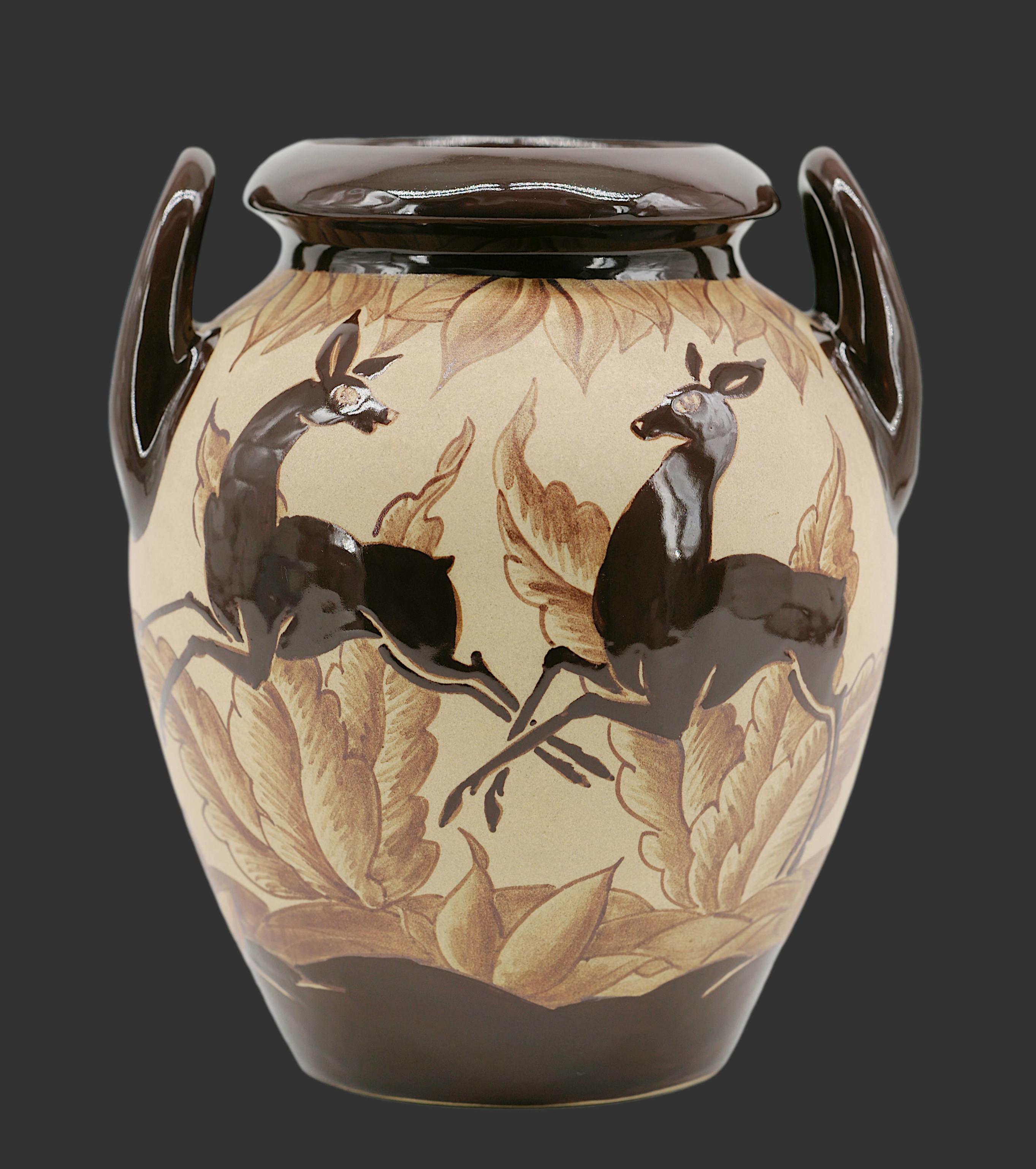 Grande vaso in gres di Richard Le Corrone a Ciboure, Francia, primi anni '50. Decorazione antilope rotante di alta qualità tecnica. Tecnica Jarraila. Due eleganti maniglie. Altezza: 9.8