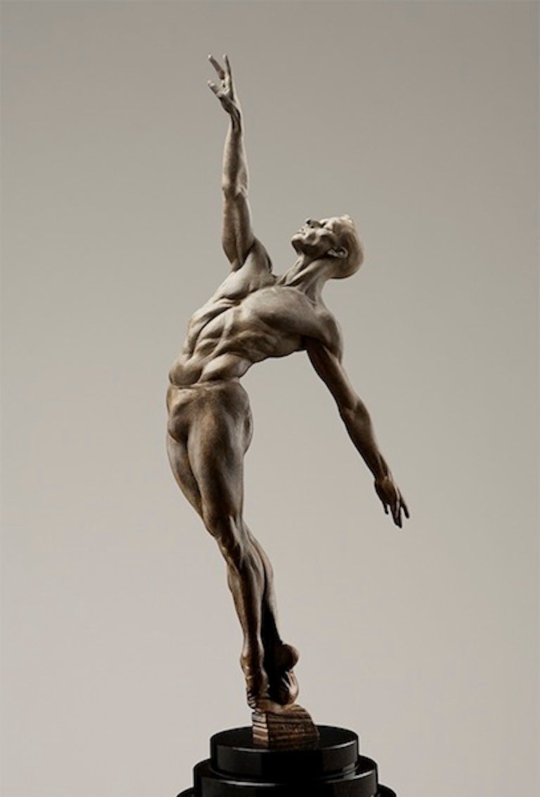 Figurative Sculpture Richard MacDonald - Homme Allonge, Atelier