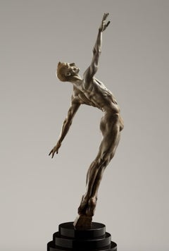 "Allongé Male", Atelier, scultura in bronzo firmata raffigurante un ballerino, 21 x 5 x 6,5 pollici