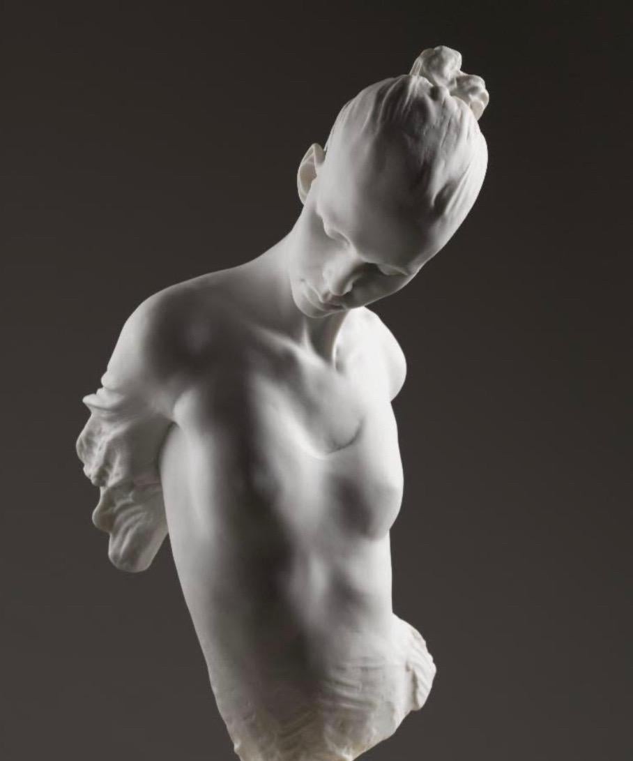 Cristal Angelic, poussière - Sculpture de Richard MacDonald