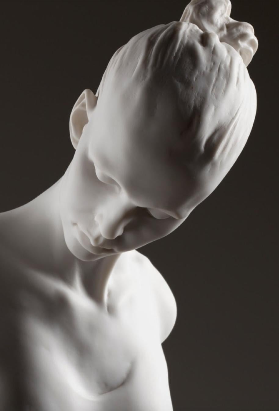 Cristal Angelic, poussière - Contemporain Sculpture par Richard MacDonald