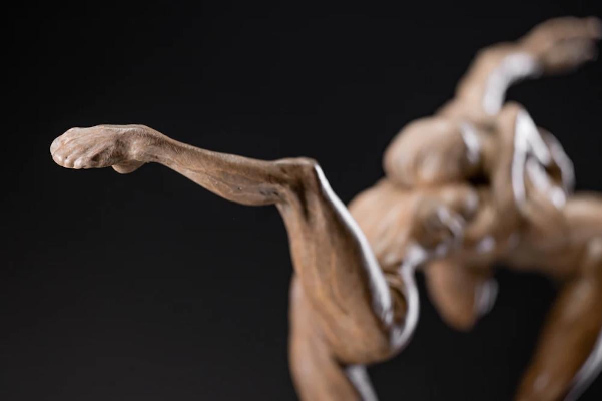 Danza al Paraíso, Atelier A - Figurative Sculpture Oro de Richard MacDonald