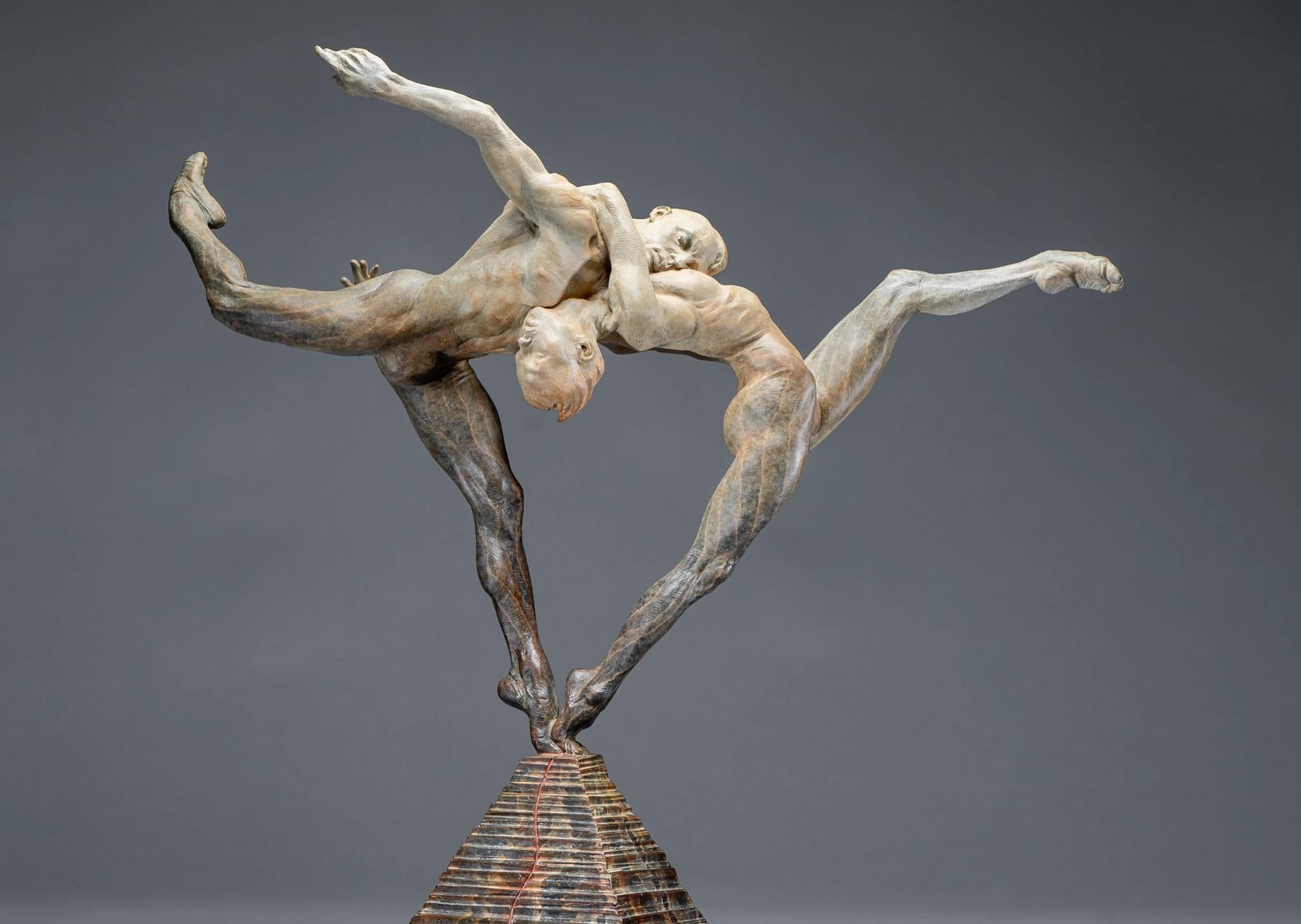 Figurative Sculpture de Richard MacDonald - Danza al Paraíso, Atelier A