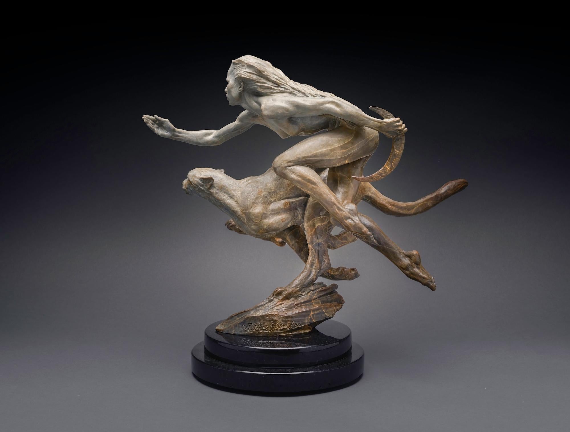 Diana y el guepardo, Atelier A - Figurative Sculpture Oro de Richard MacDonald