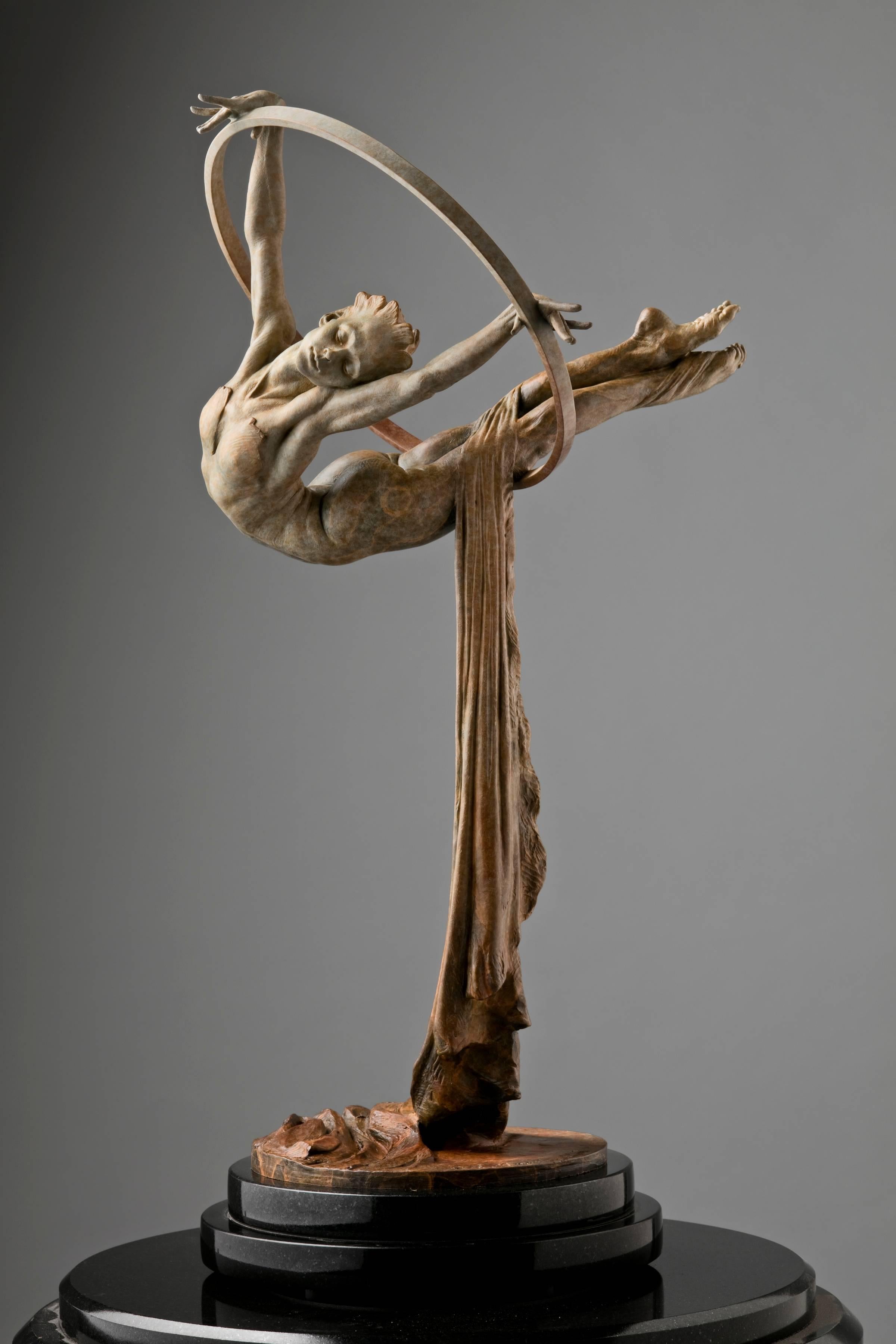 Figurative Sculpture de Richard MacDonald - Elena, Atelier
