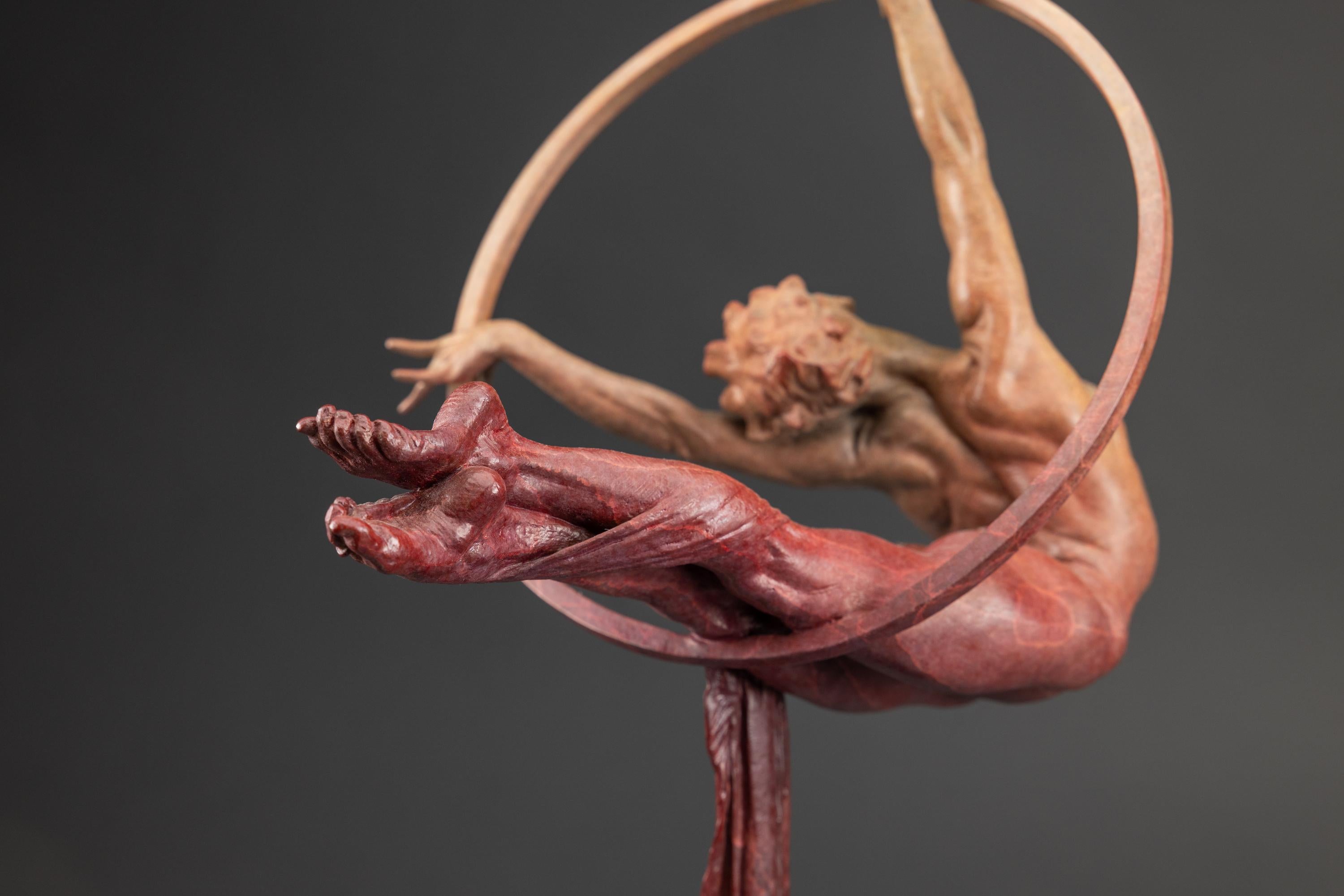 Elena, Atelier A, Rojo - Figurative Sculpture Oro de Richard MacDonald
