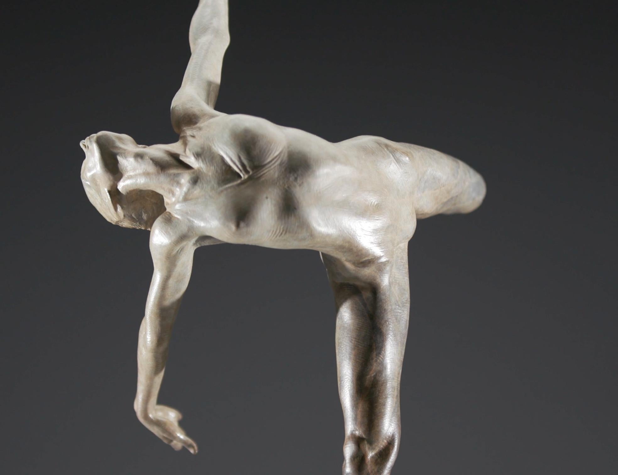 Flug in Haltung, Atelier – Sculpture von Richard MacDonald