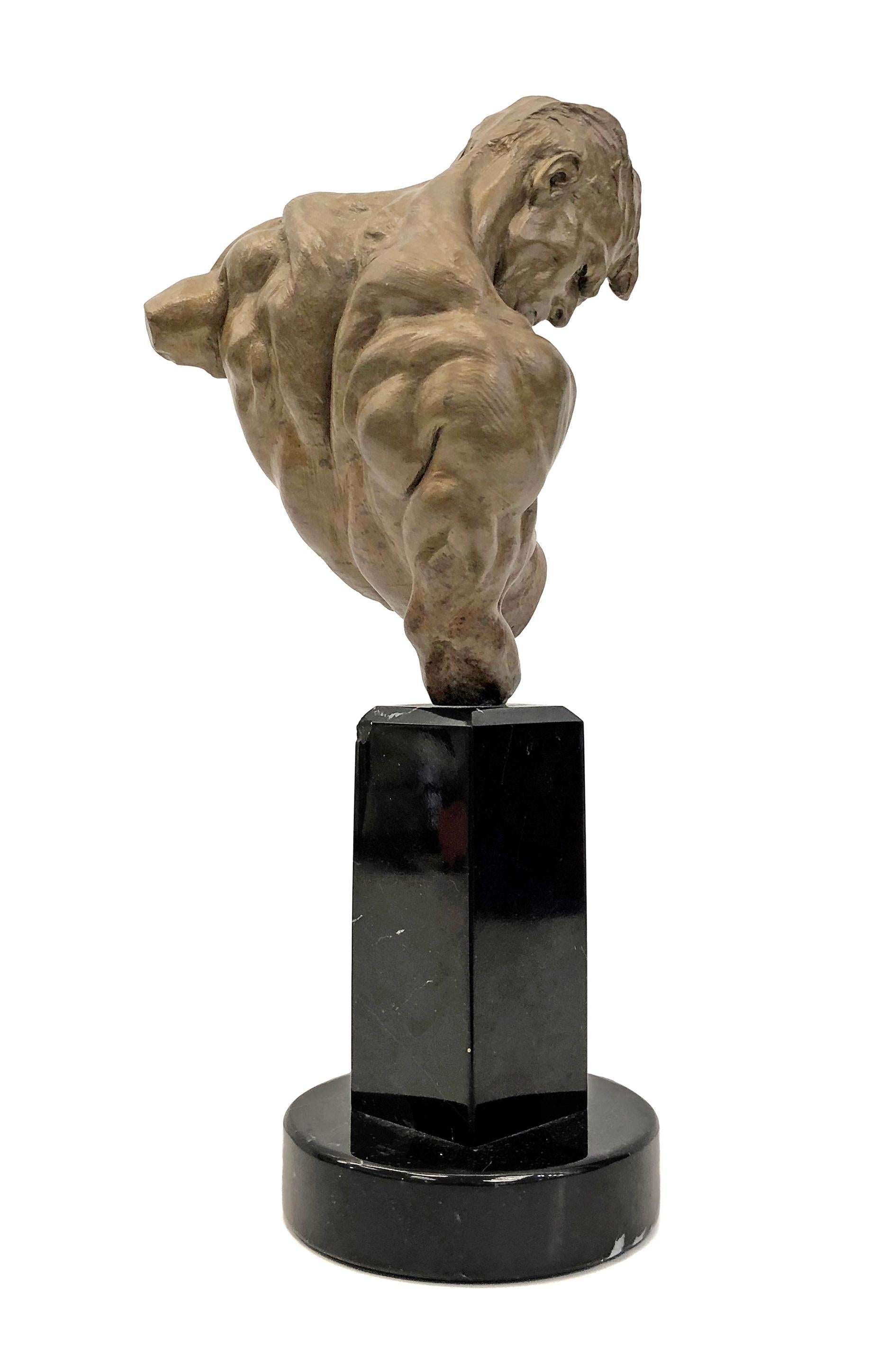 Escultura de bronce con base de mármol.  Firma incisa del artista y fecha.  Tamaño de la escultura 13,5 x 7 x 6 pulgadas (incluida la base).  La escultura está en excelente estado (la base de mármol tiene una esquina astillada - ver foto).

Se