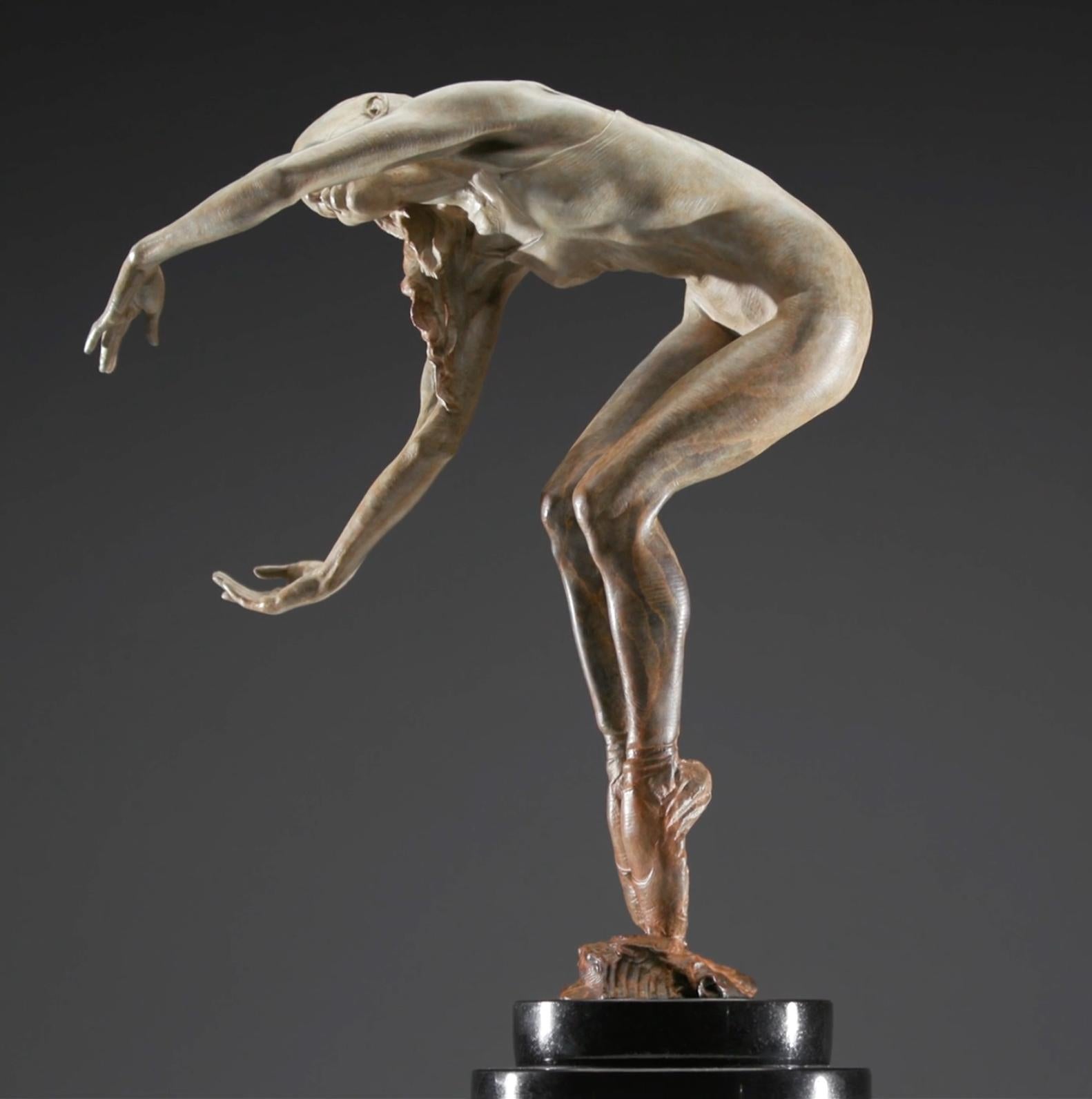 Inspirado en el ballet Romeo y Julieta y en la intensidad del amor representado por los bailarines principales, Julieta Atelier encarna la pasión y el romance juveniles. Su elegante forma femenina, su cabello suelto y su gesto de ternura revelan un