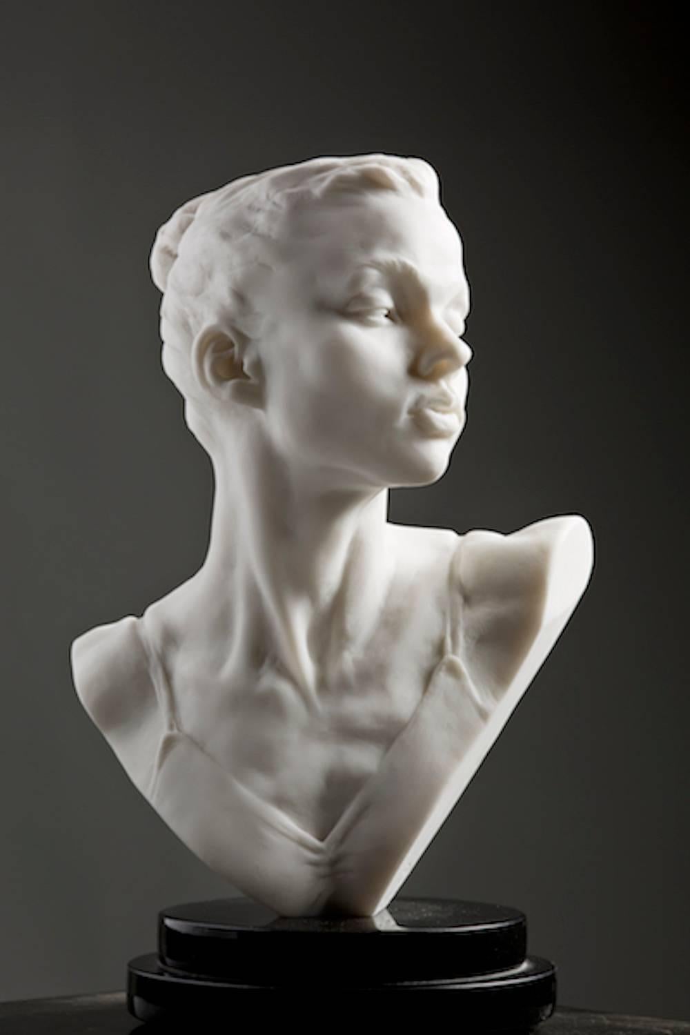 Figurative Sculpture Richard MacDonald - Katherine Bust, Poussière de marbre