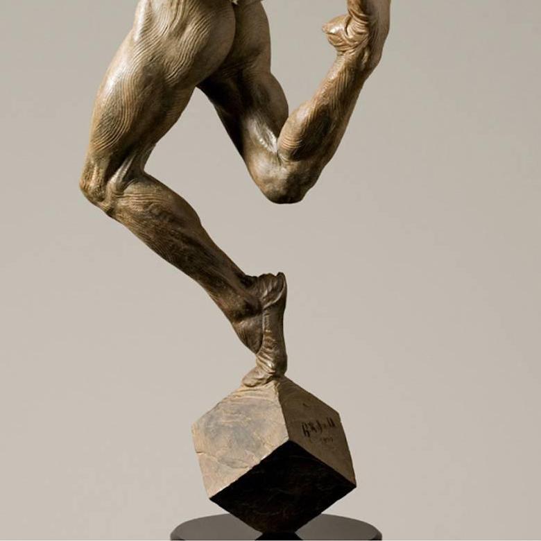 Vertrauensvorschuss, Atelier (Gold), Figurative Sculpture, von Richard MacDonald
