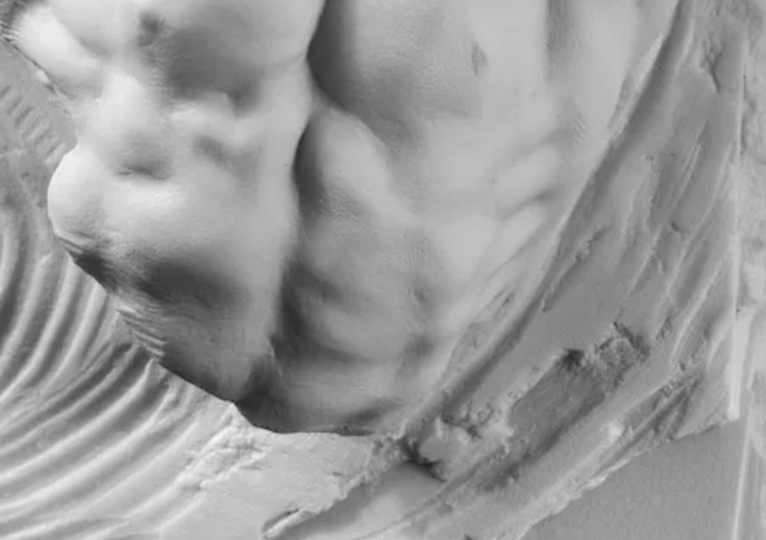 Fragment de torse masculin, poussière de marbre, résine - Sculpture de Richard MacDonald