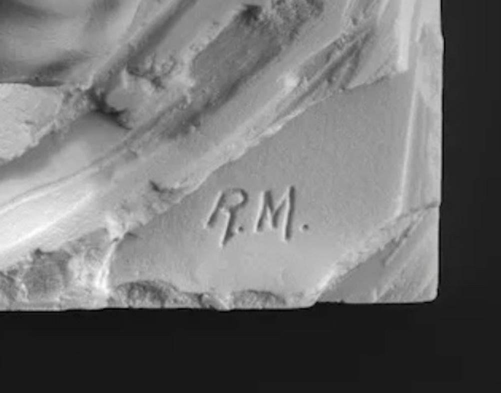 Fragment de torse masculin, poussière de marbre, résine - Noir Figurative Sculpture par Richard MacDonald