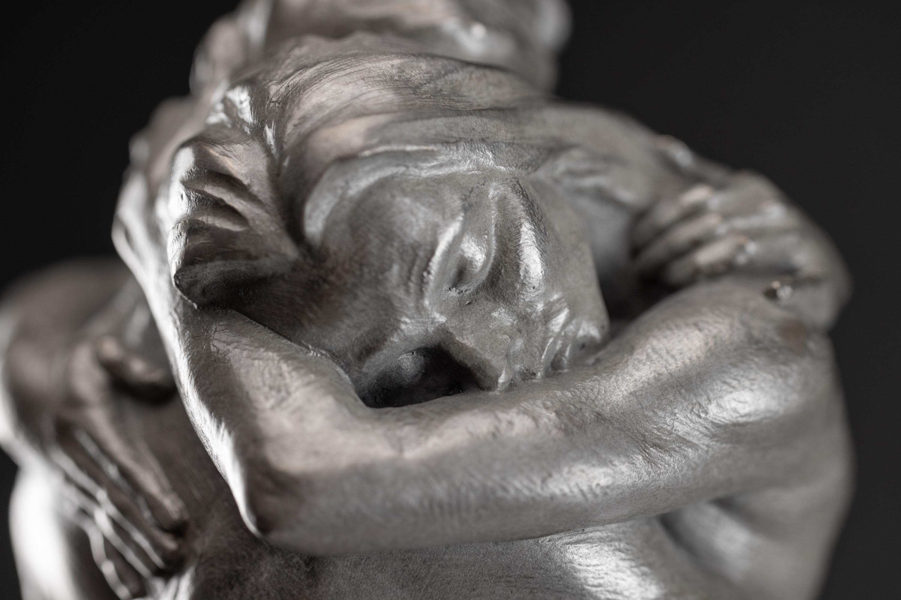 Orígenes, Atelier A, Platino - Figurative Sculpture Oro de Richard MacDonald
