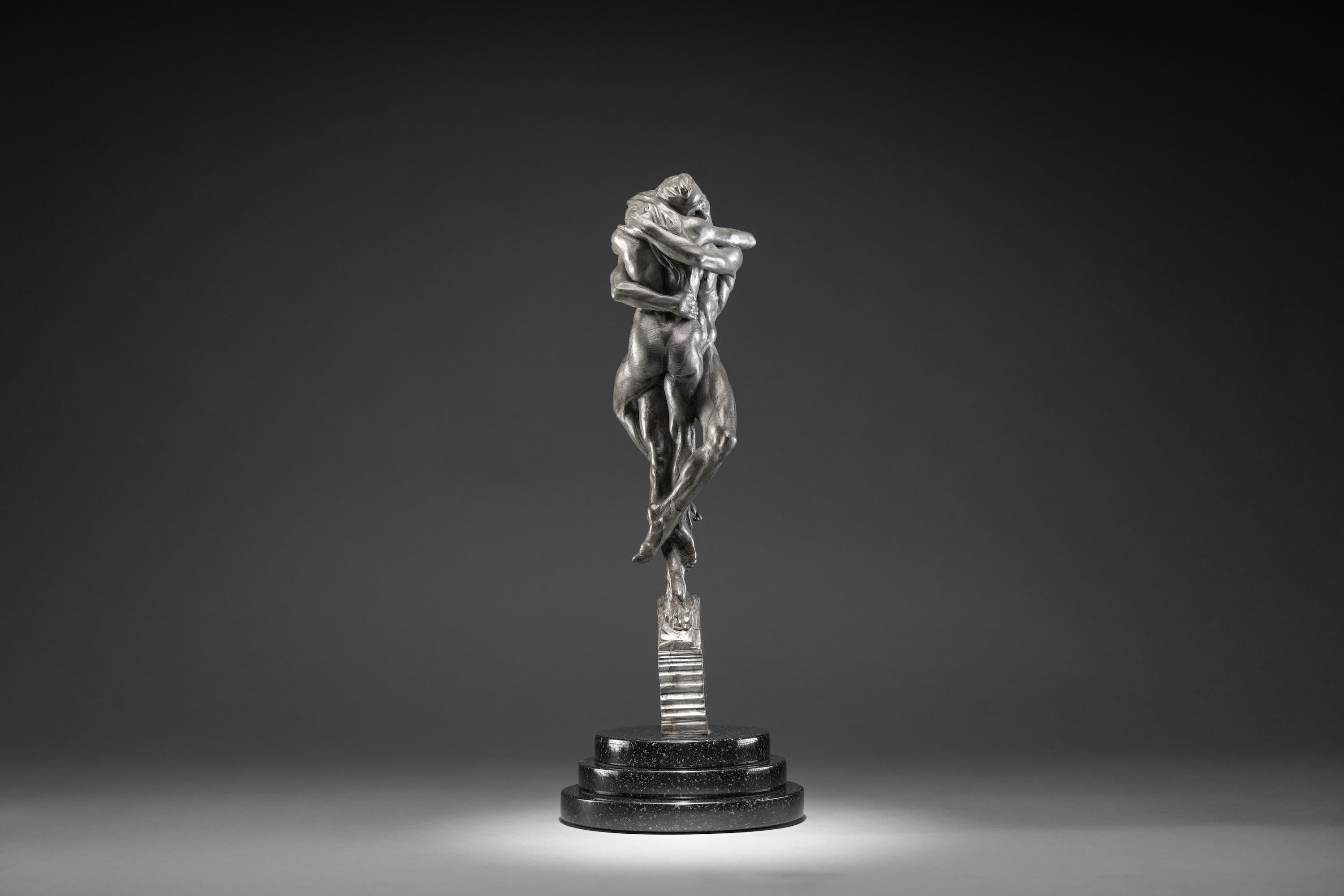 A Richard MacDonald siempre le han intrigado los opuestos y tiene la capacidad de crear tanto esculturas de una feminidad delicada y arquetípica como de una masculinidad poderosa y atlética. En 