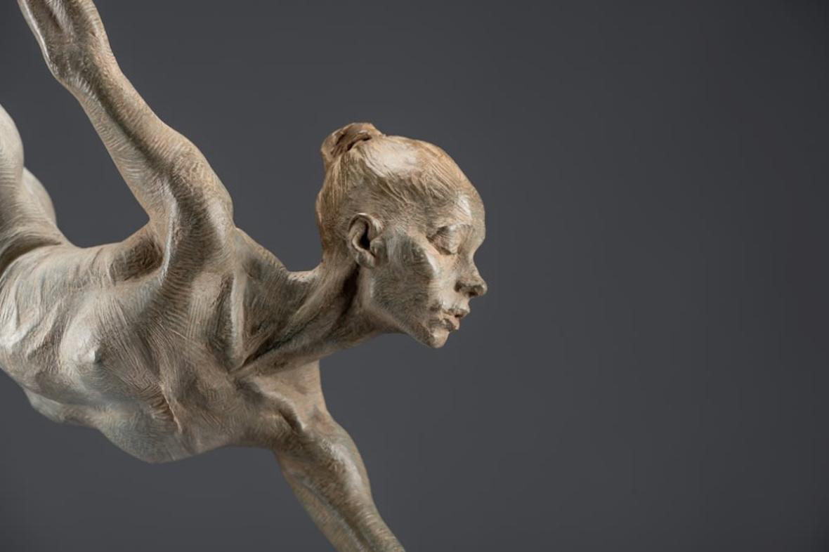 Penche Monet, Atelier A - Figurative Sculpture Oro de Richard MacDonald