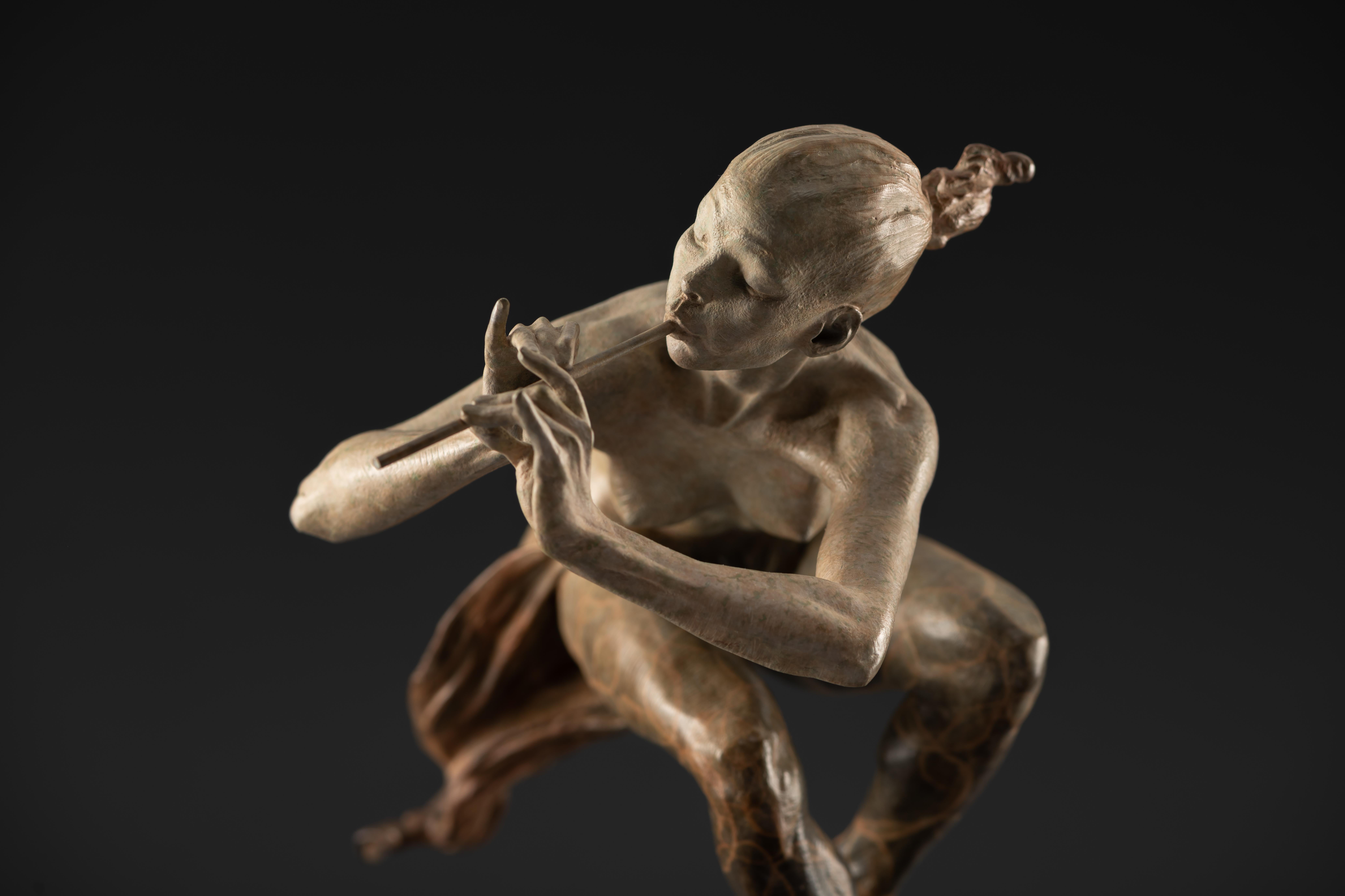 Piper Draped, Atelier - Or Figurative Sculpture par Richard MacDonald