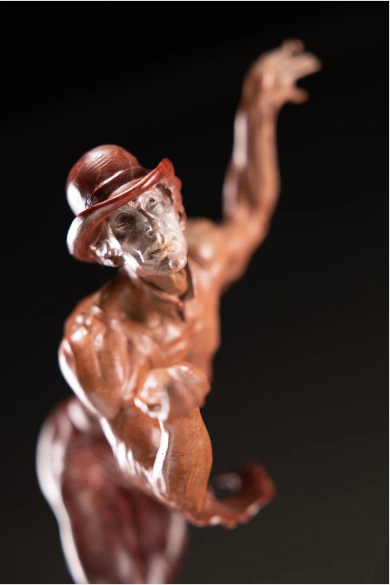 Lluvia, Atelier A, Rojo - Figurative Sculpture Oro de Richard MacDonald