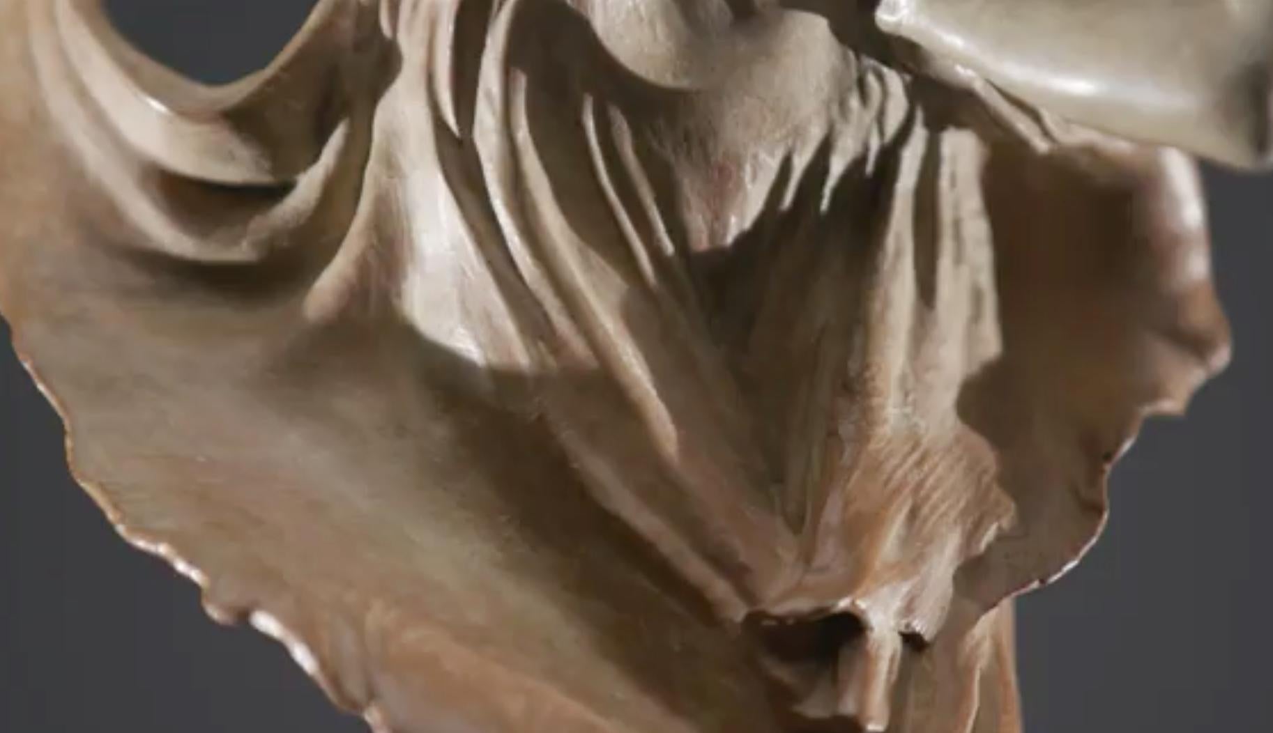 Robe rouge, Atelier - Sculpture de Richard MacDonald