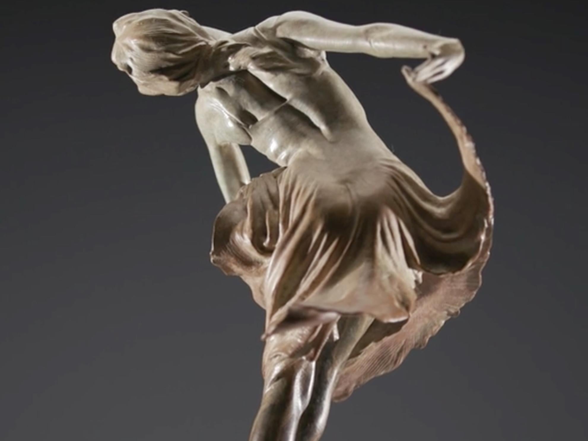 Robe rouge, Atelier - Contemporain Sculpture par Richard MacDonald