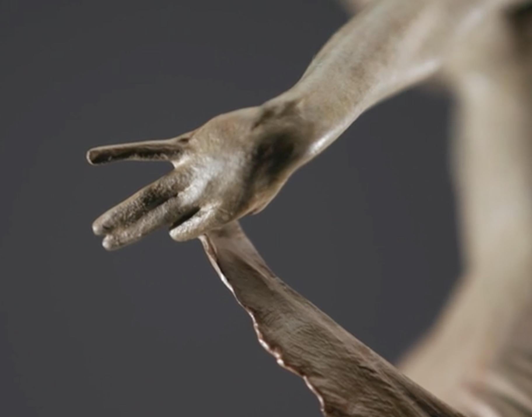 Rotes Kleid, Atelier (Gold), Figurative Sculpture, von Richard MacDonald