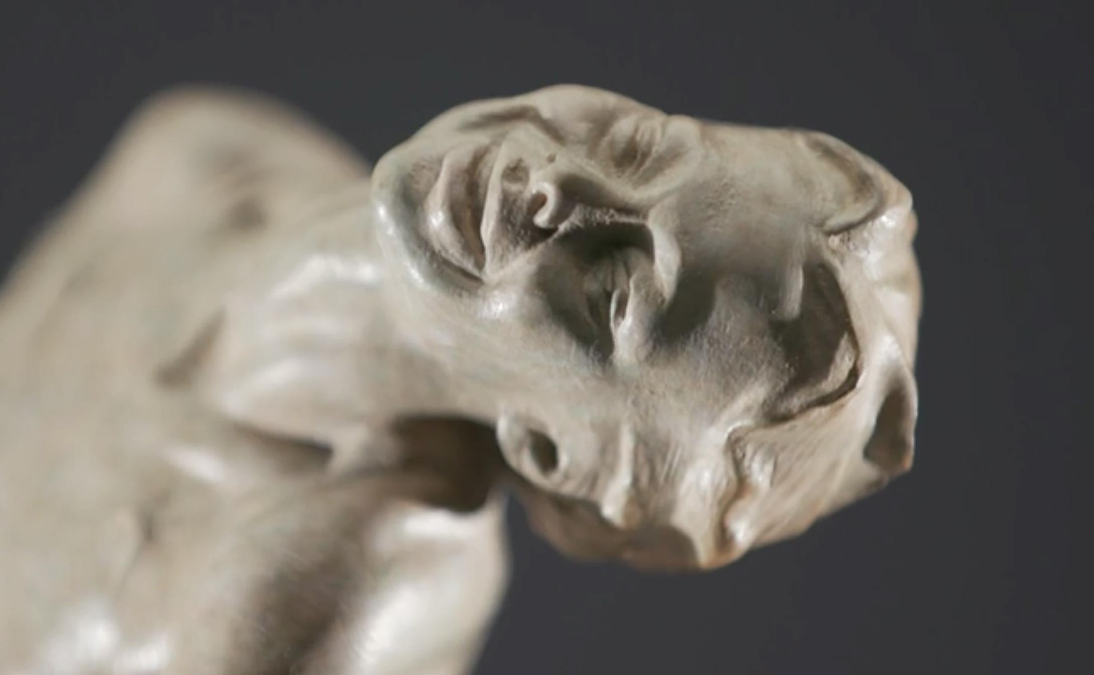 La série Joie de Vivre est remplie de figures emblématiques, de sculptures qui nous inspirent et nous font toucher du doigt tout ce qui remplit notre vie de joie. Red Dress Atelier est justement une œuvre de ce type, le sourire magnétique de la