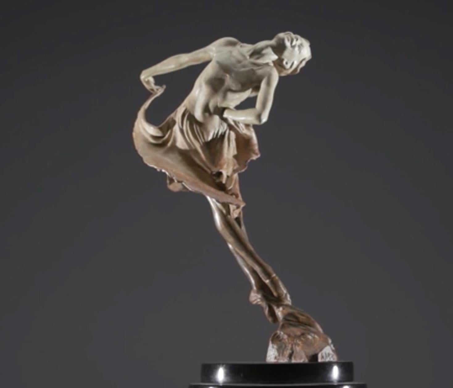 Richard MacDonald Figurative Sculpture – Rotes Kleid, Atelier