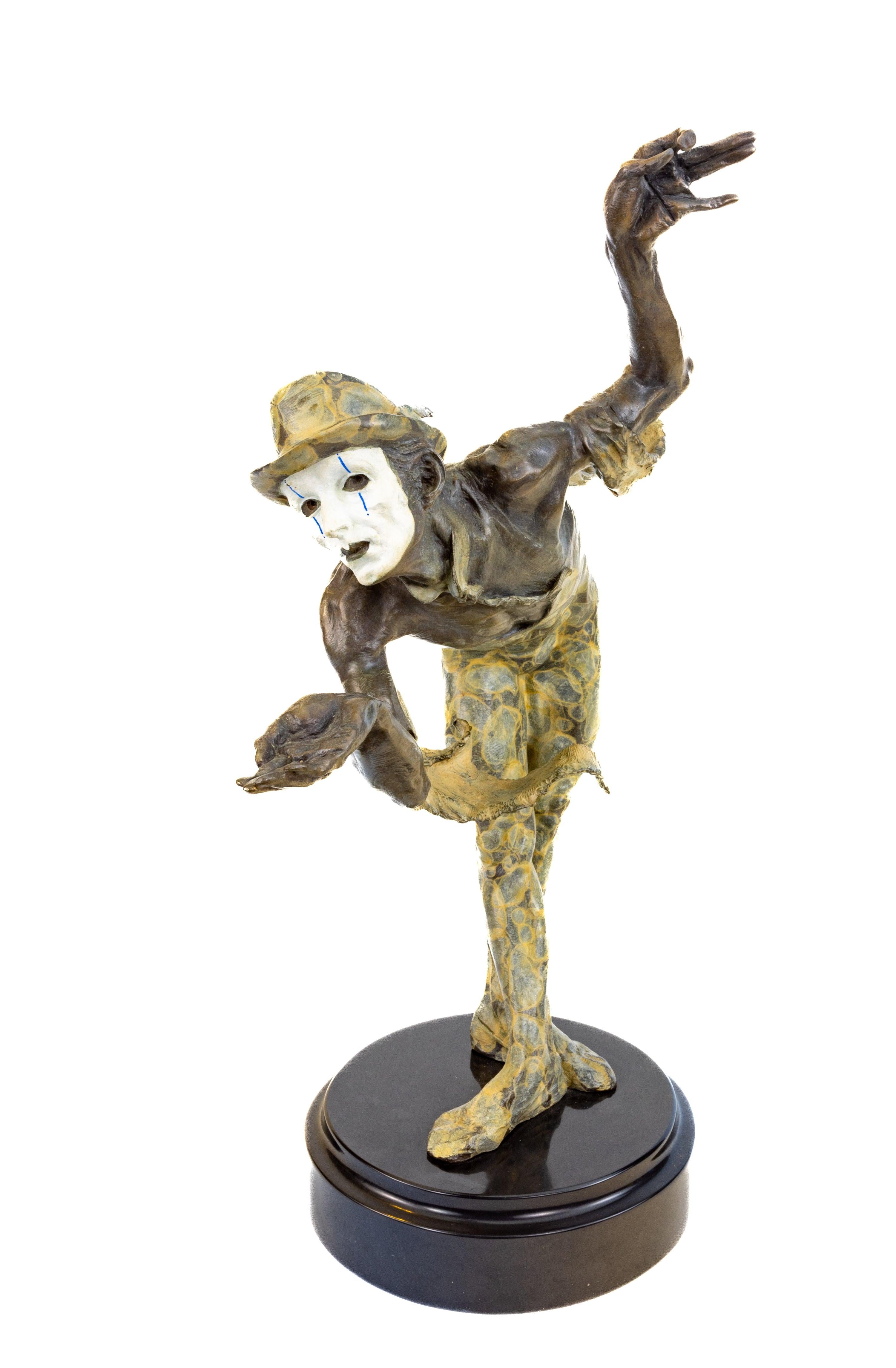 Künstler: Richard MacDonald
Titel: Regen II
Medium: Bronze-Skulptur
Größe: 19 1/2" hoch x 12 1/2" x 7 1/2"
Beschriftung: Signiert und nummeriert
Auflage: 21/85
Jahr: CIRCA 1991

Richard MacDonalds "Rain II" ist eine fesselnde Bronzeskulptur, die 19