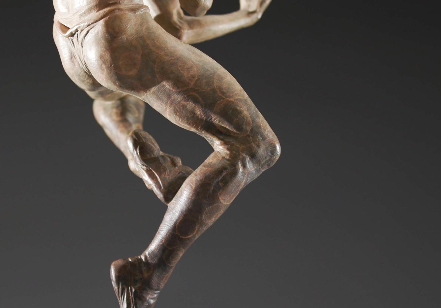 Showtime, Atelier A - Figurative Sculpture Oro di Richard MacDonald
