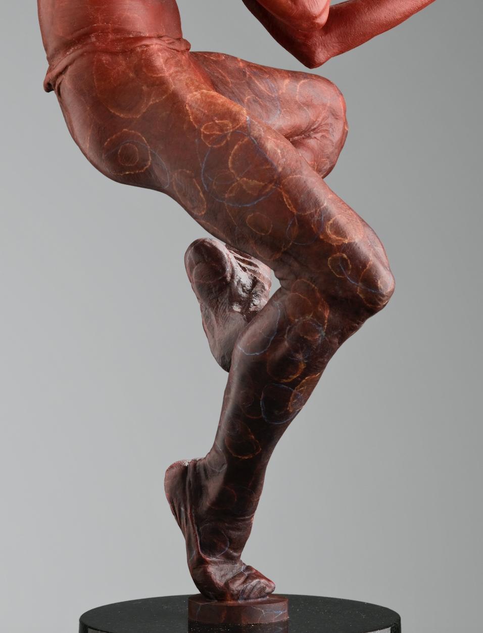 Showtime Atelier, Rojo - Figurative Sculpture Oro de Richard MacDonald
