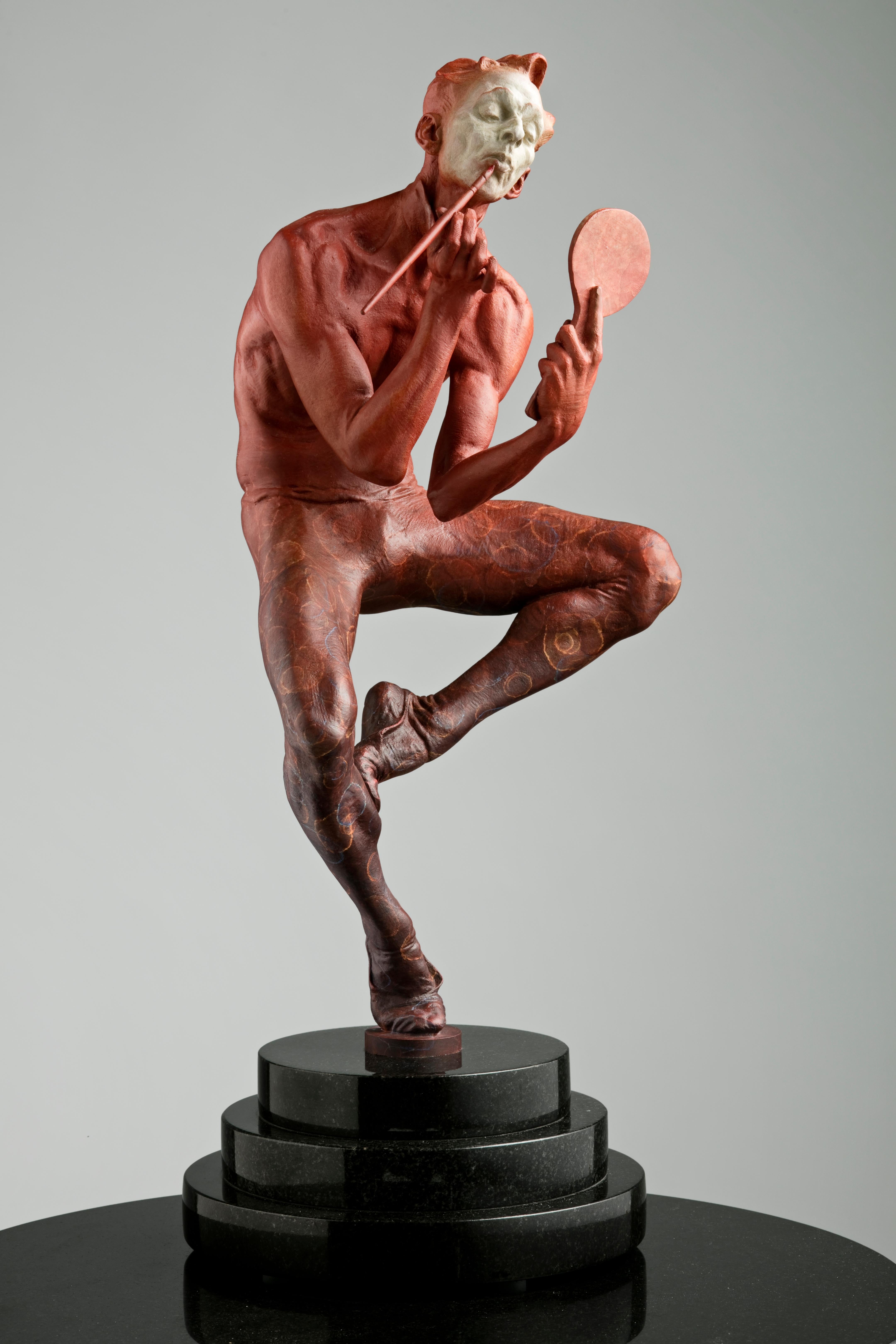 Richard MacDonald Figurative Sculpture – Showtime-Atelier, Rot