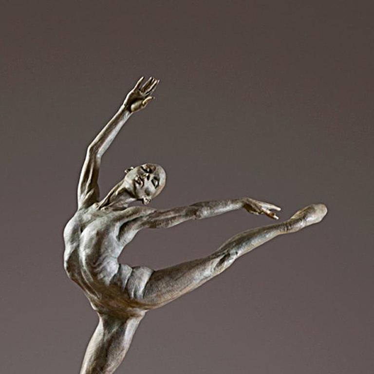 Sissone, Atelier A - Figurative Sculpture Oro di Richard MacDonald