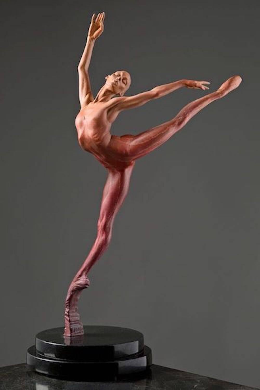 Figurative Sculpture Richard MacDonald - Sissone, Atelier, rouge