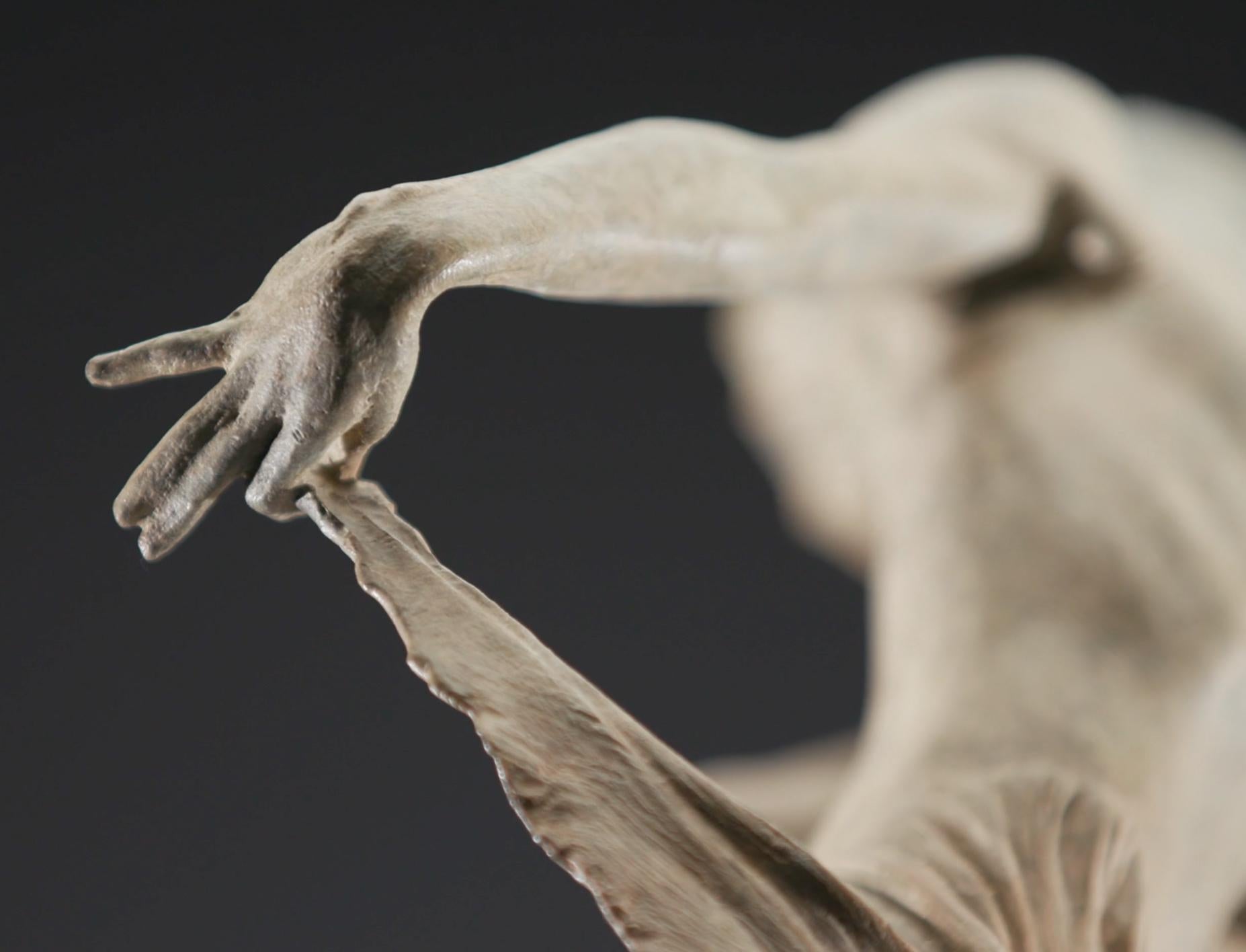Schwestern, Atelier (Gold), Figurative Sculpture, von Richard MacDonald