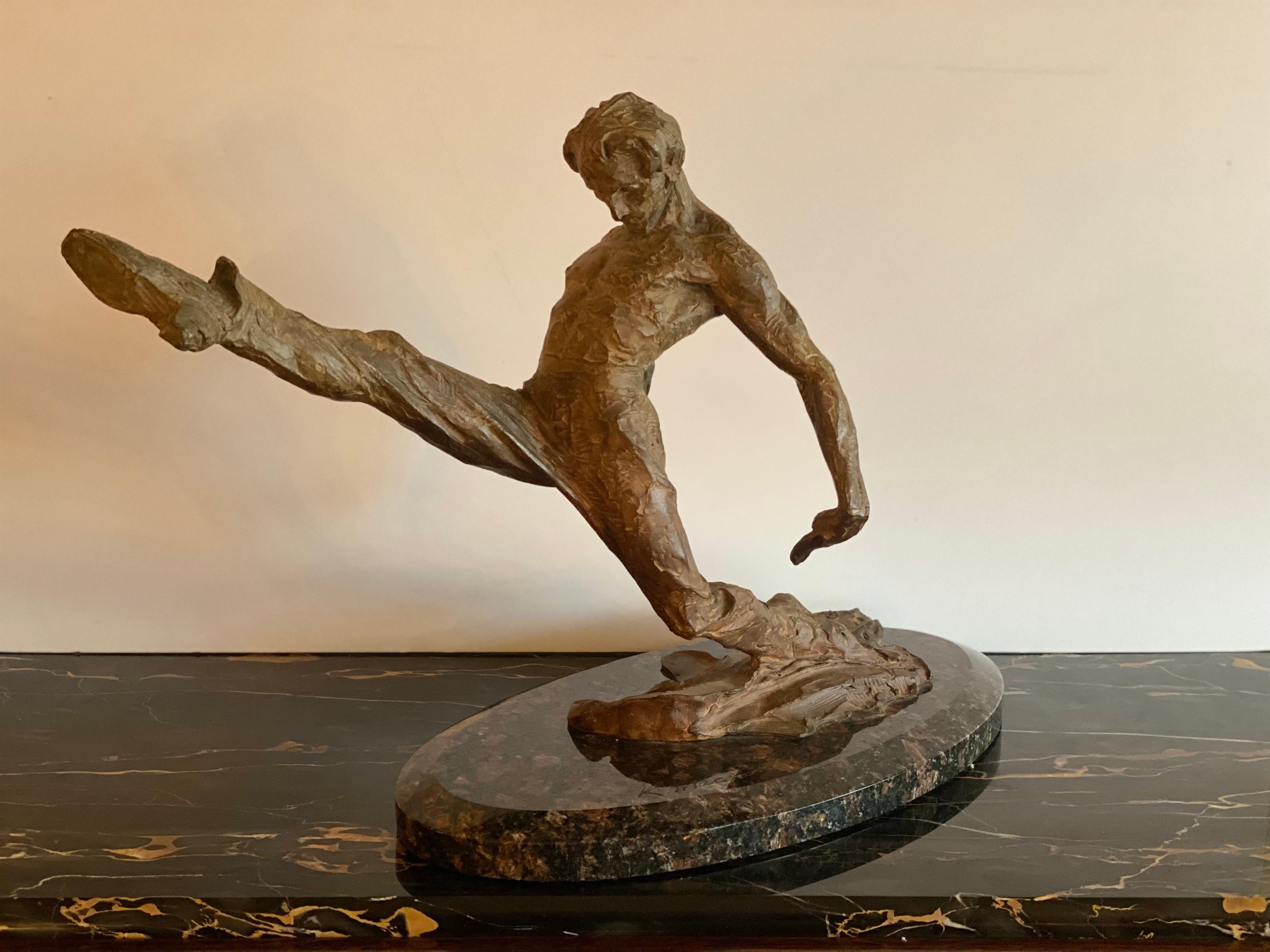Suspension Flamenco - Moderne Sculpture par Richard MacDonald