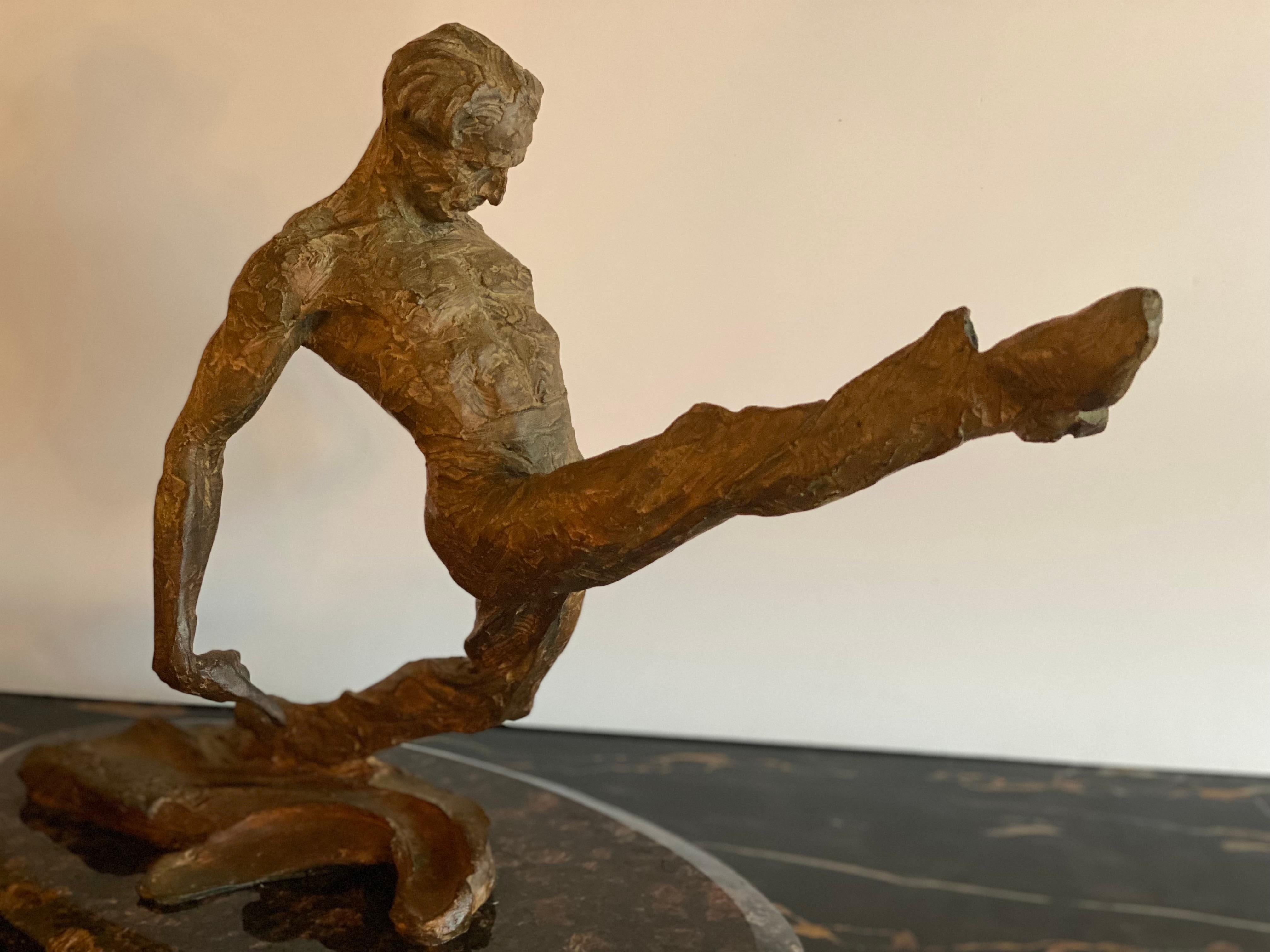 Suspension Flamenco - Or Figurative Sculpture par Richard MacDonald