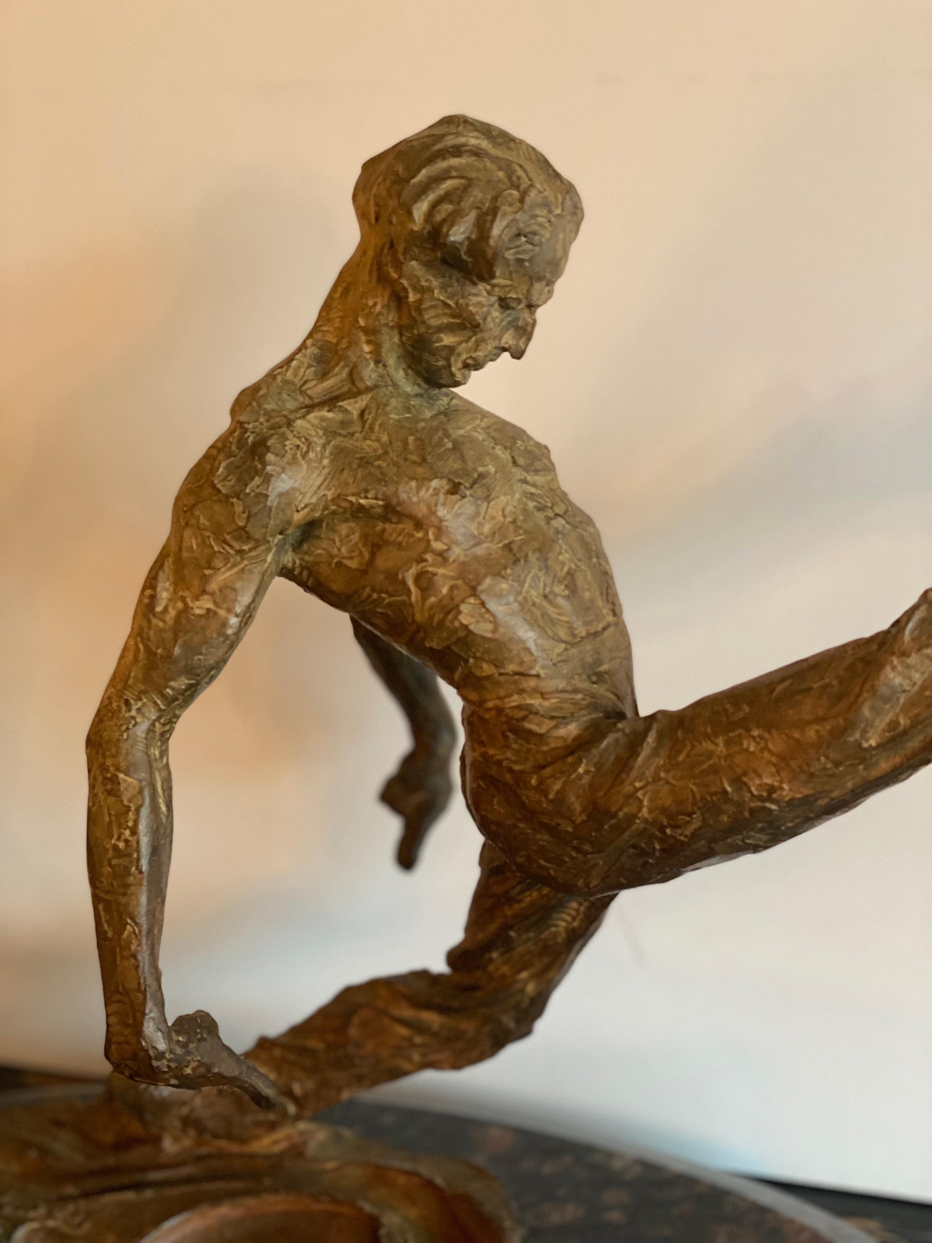 Une étonnante sculpture de Richard Macdonald intitulée 