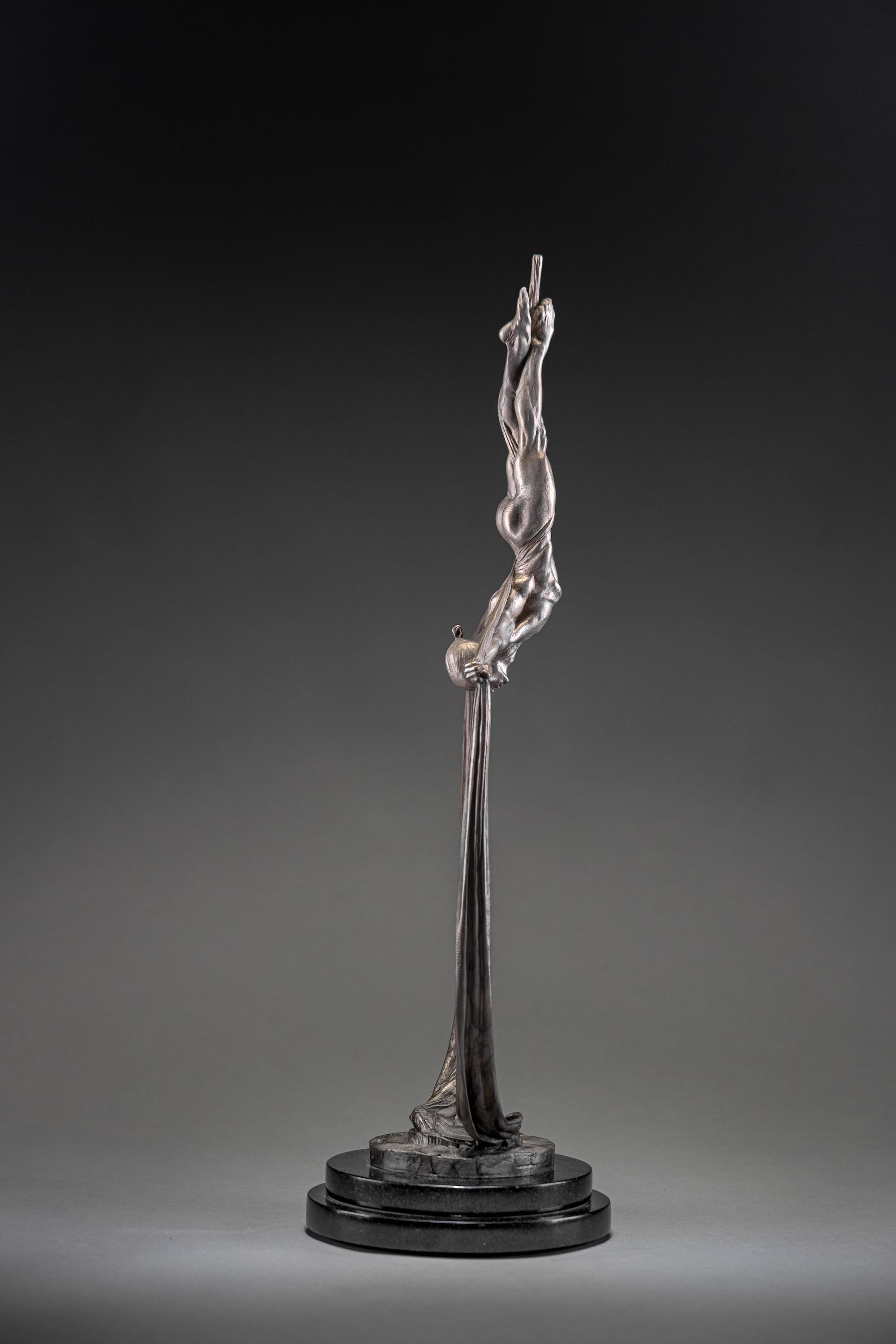 Trascendenza, Atelier, Platino - Figurative Sculpture Oro di Richard MacDonald