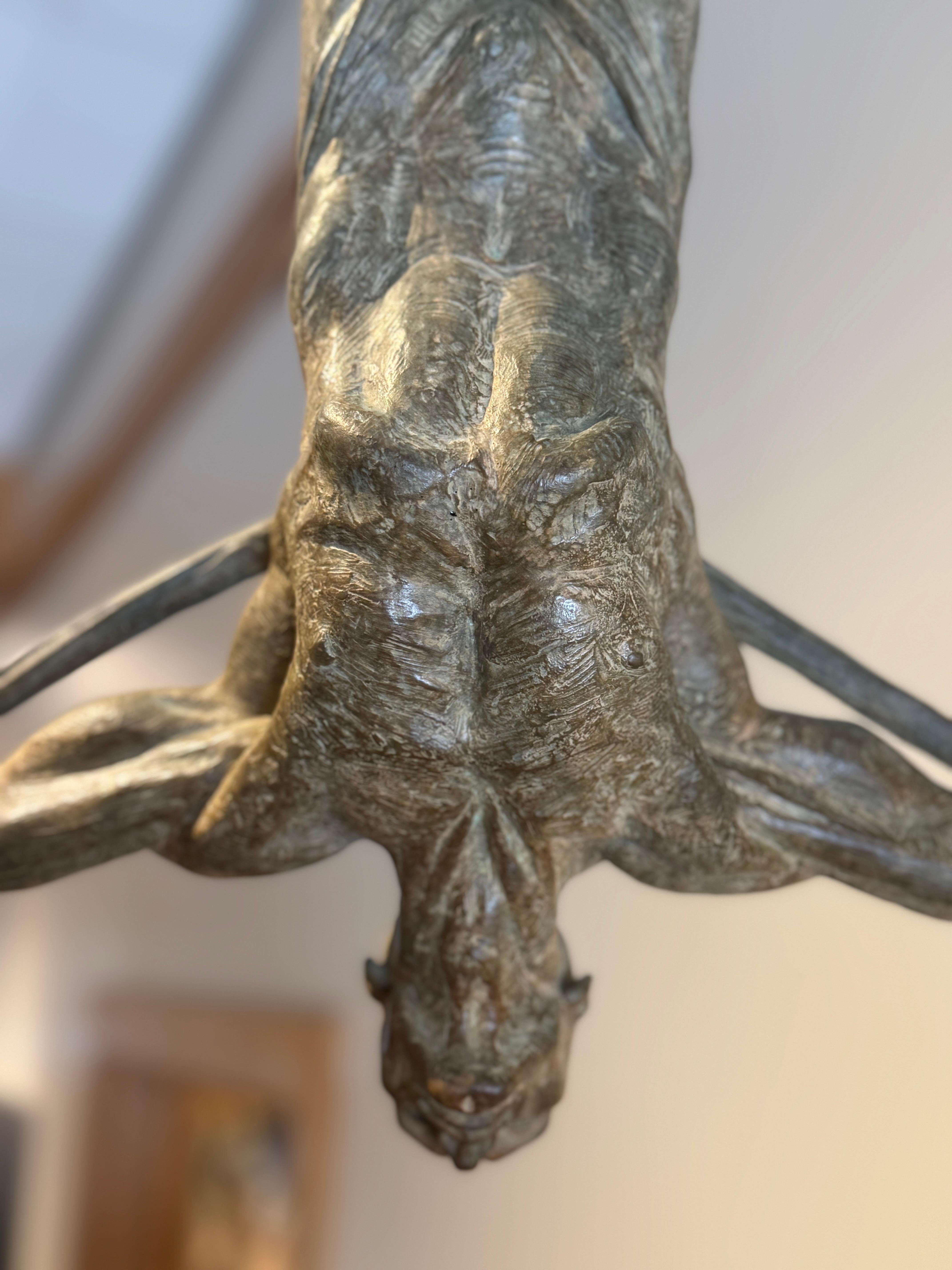 Comme toute la série Cirque de Richard MacDonald, Transcendance comporte de nombreuses couches de métaphores et de significations qui interpellent et intriguent le spectateur. Transcendance est un exemple frappant du rare don de Richard MacDonald