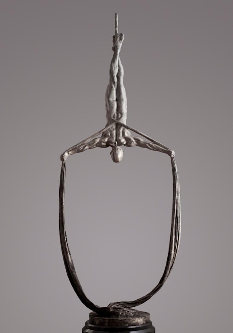 Transzendenz, Platin – Sculpture von Richard MacDonald