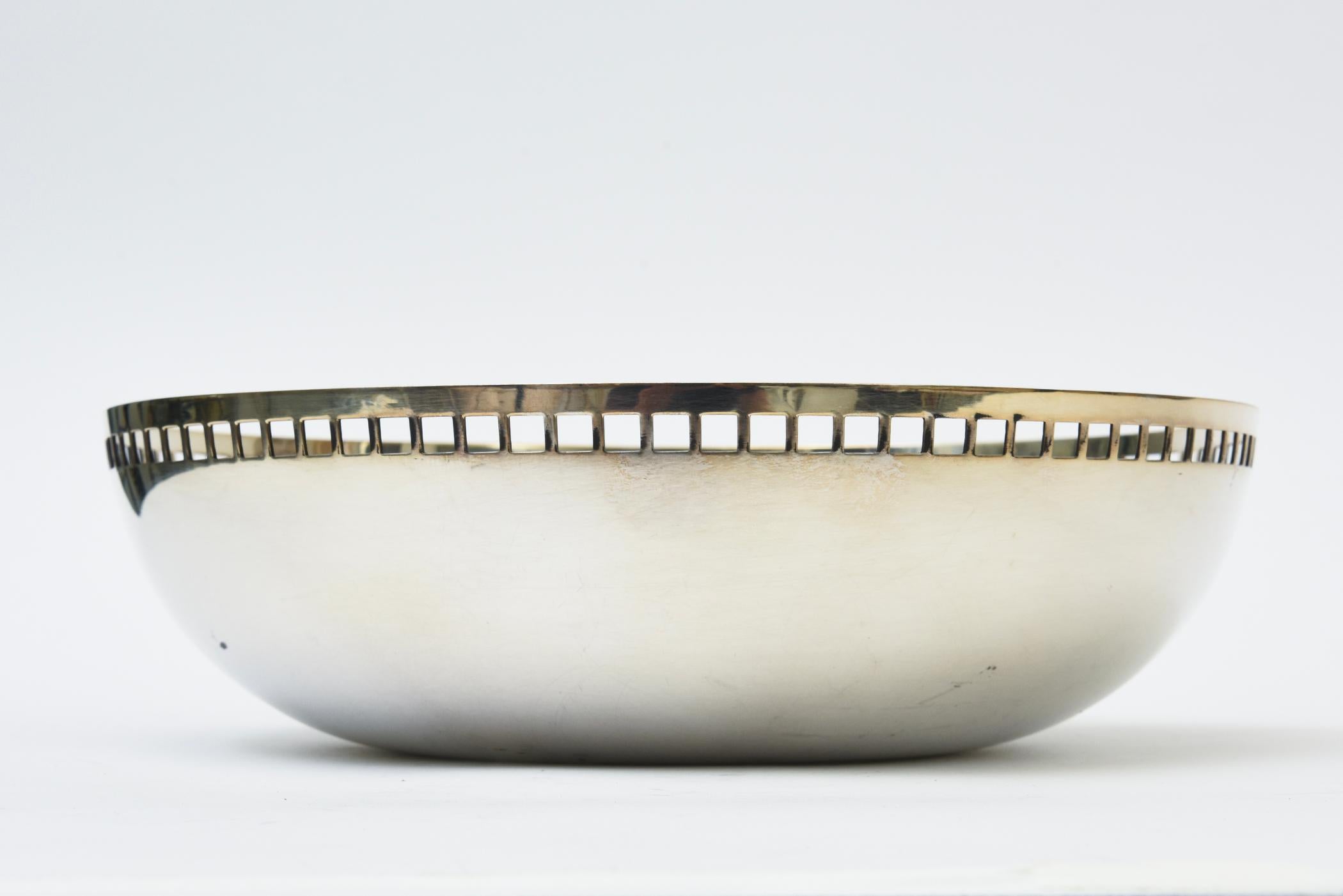 Richard Meier For Swid Powell Silver-Plate Architectural Skyscraper Bowl 90's In Good Condition For Sale In North Miami, FL